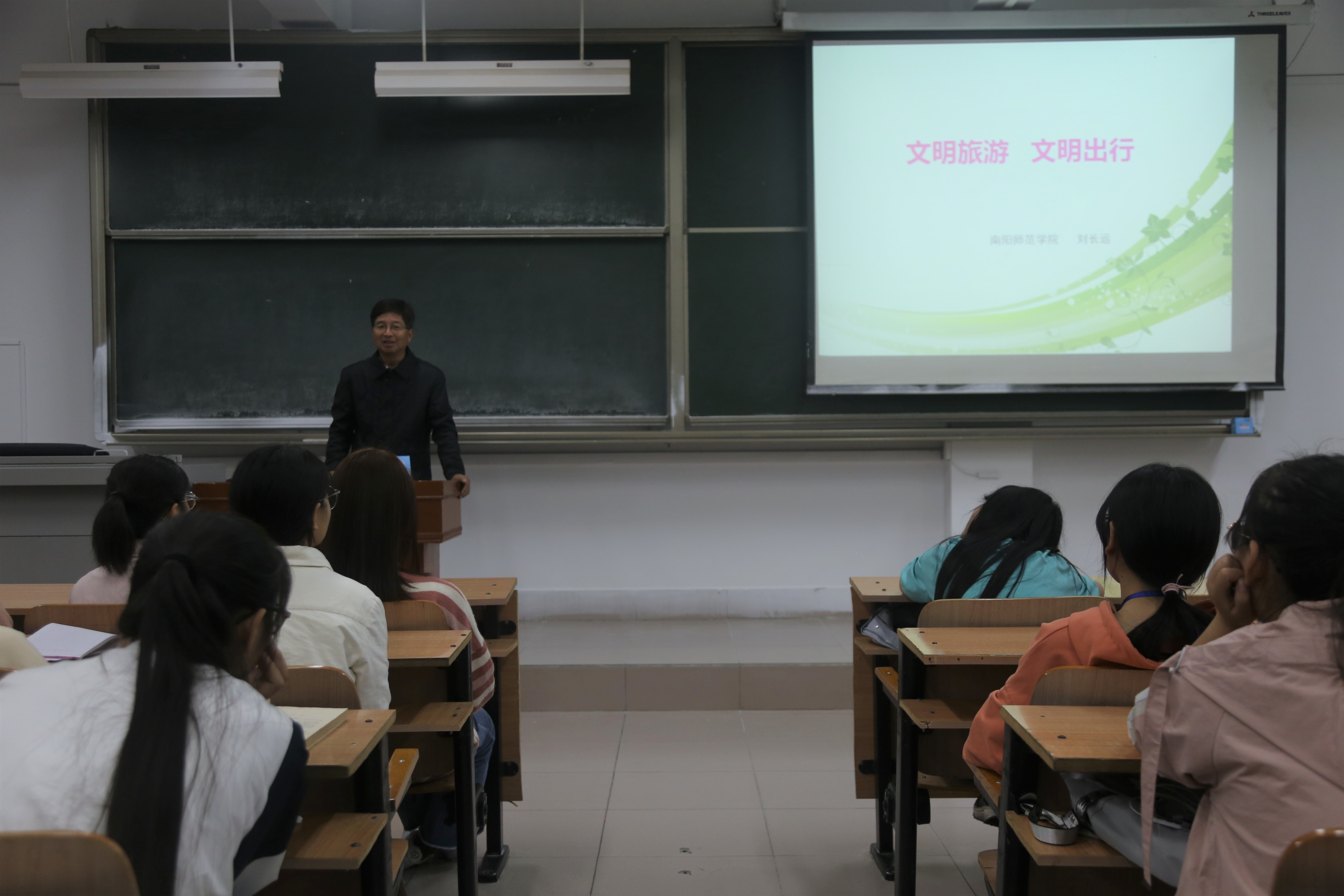 6.文史学院举办理想信念报告会2.JPG