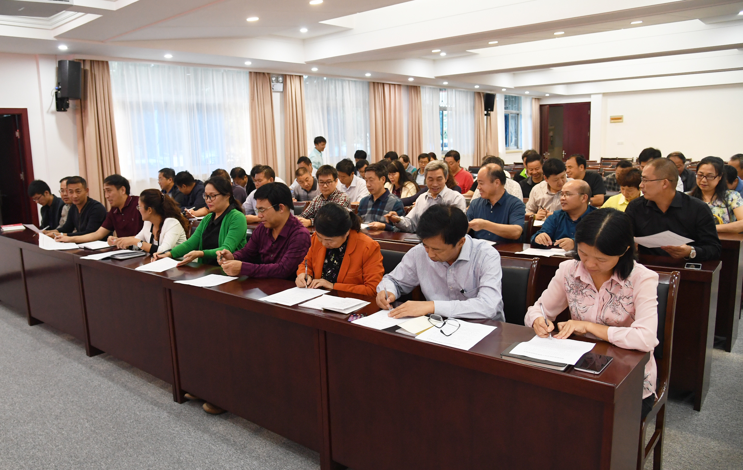 4与会党员干部签订《350vip8888新葡的京集团党员干部移风易俗承诺书》.JPG