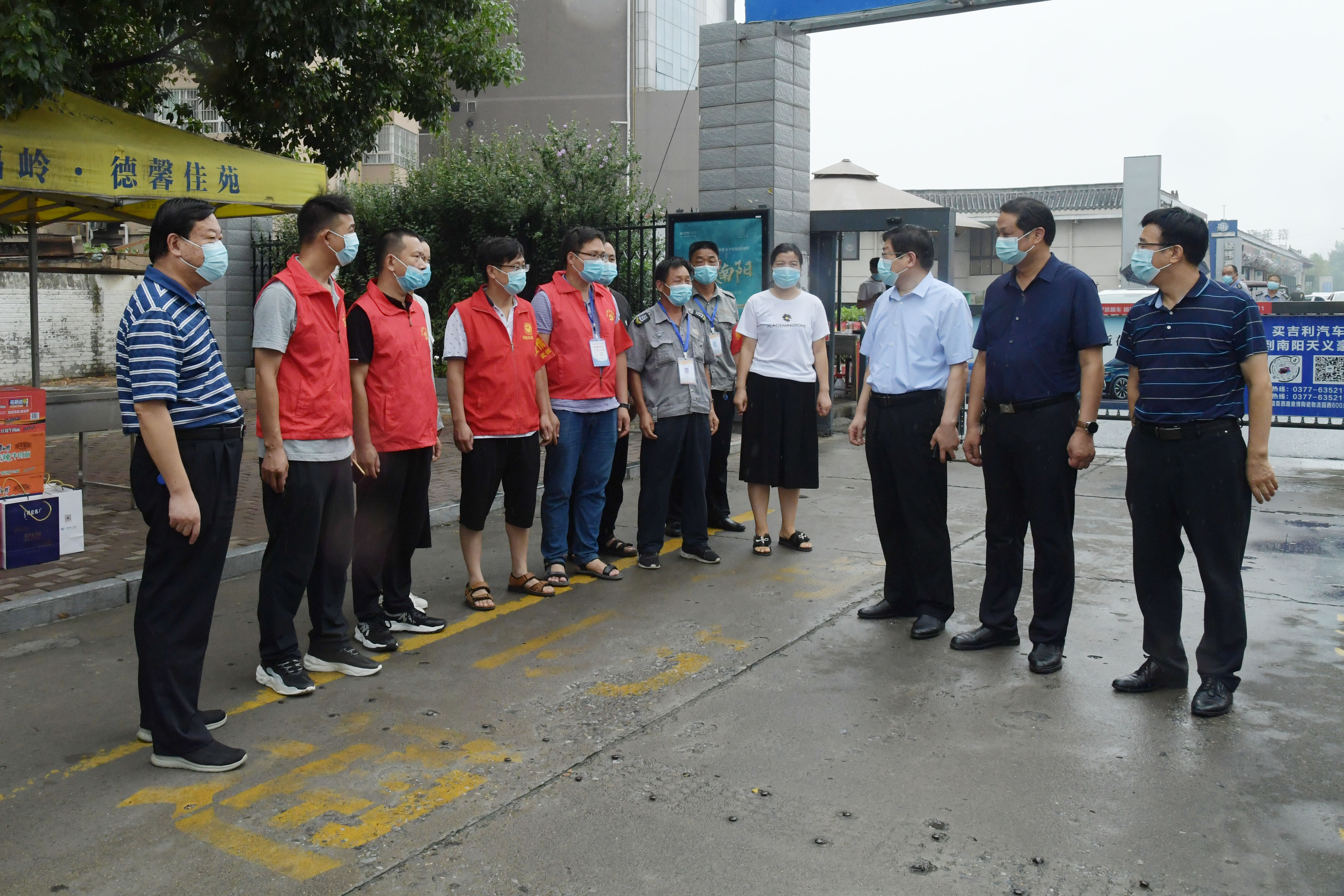 2校领导看望慰问疫情防控一线工作人员.JPG