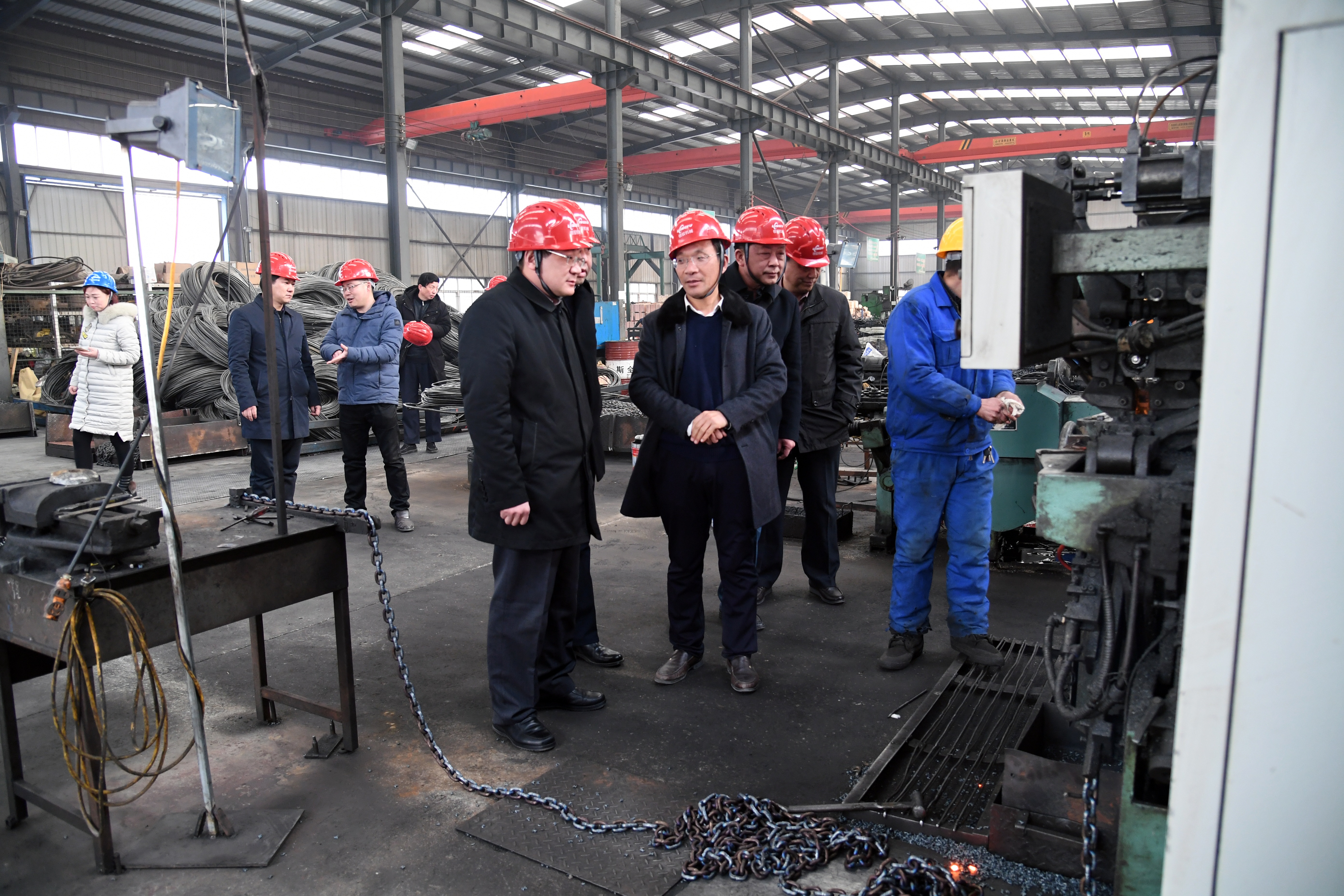 1卢志文参观链条生产设备.JPG