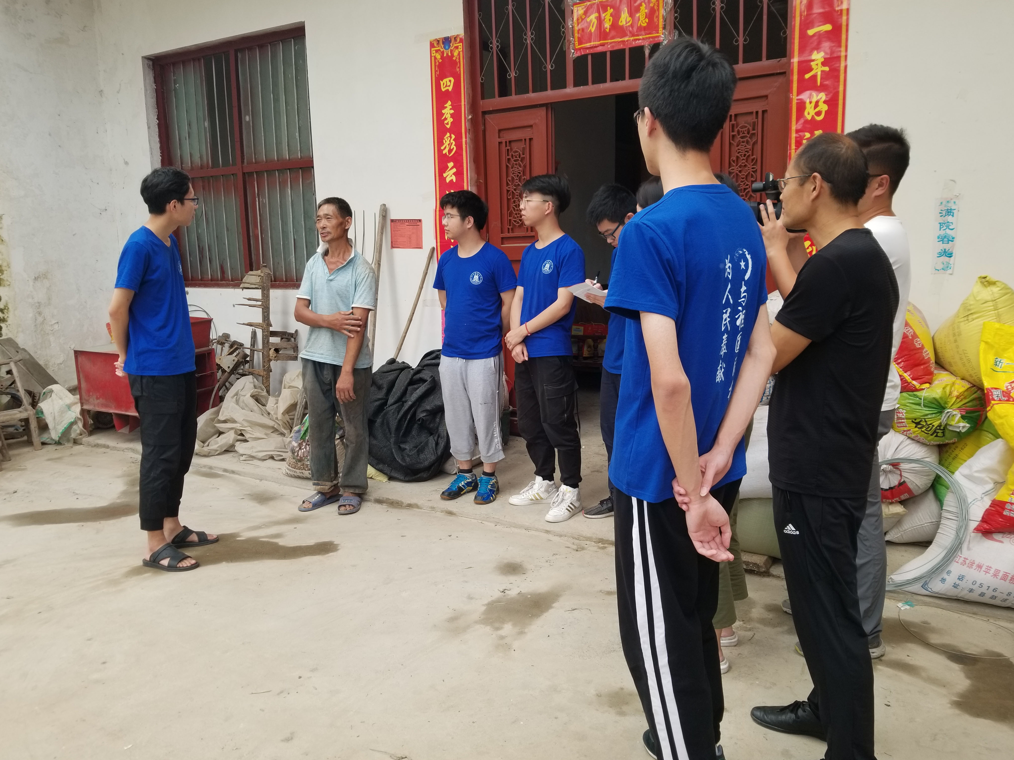 为贫困户送去生活用品和慰问金.JPG