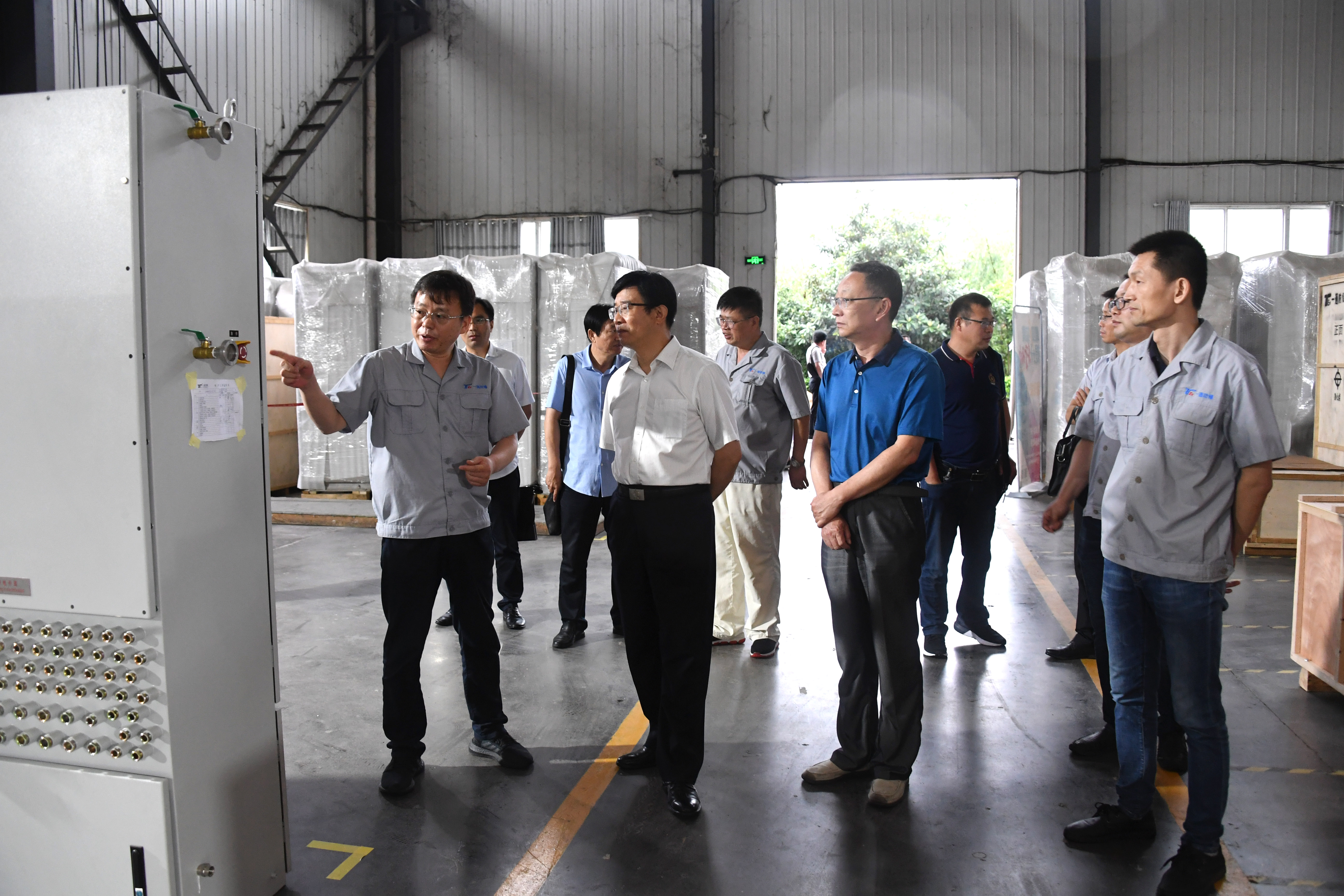 5350vip8888新葡的京集团校长张宝锋一行实地参观考察一通防爆生产车间.jpg