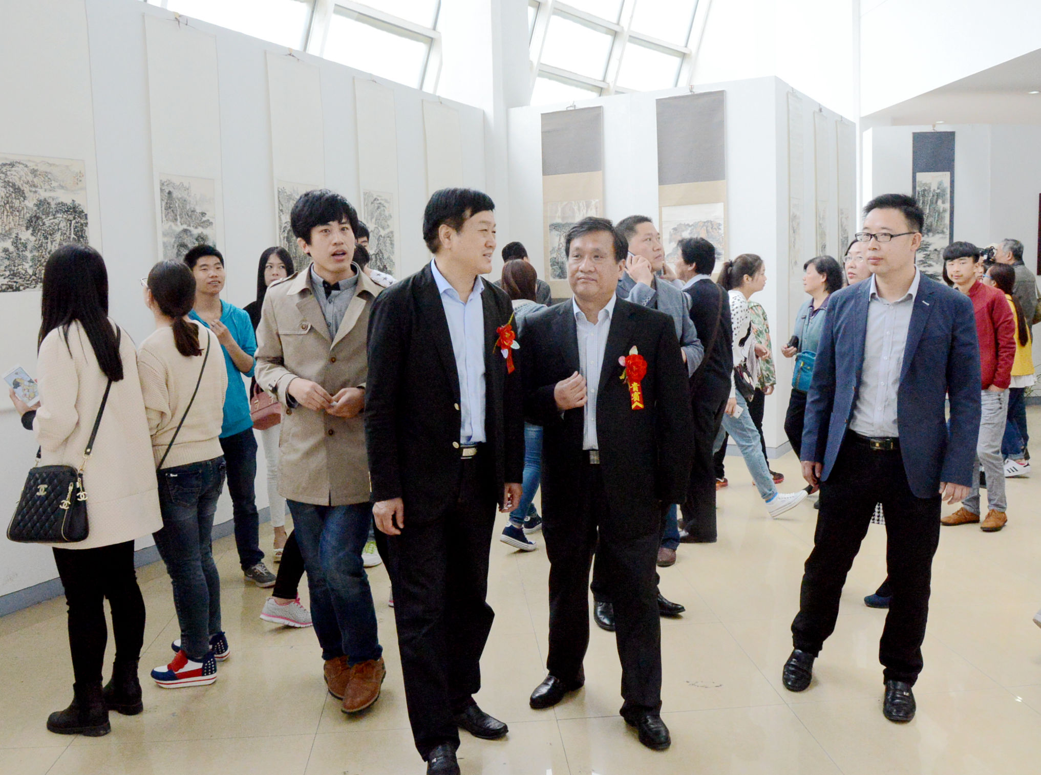 8开幕式后，南阳市人民政府副市长刘树华、新葡的京官网党委书记黄荣杰等参观美术馆.JPG