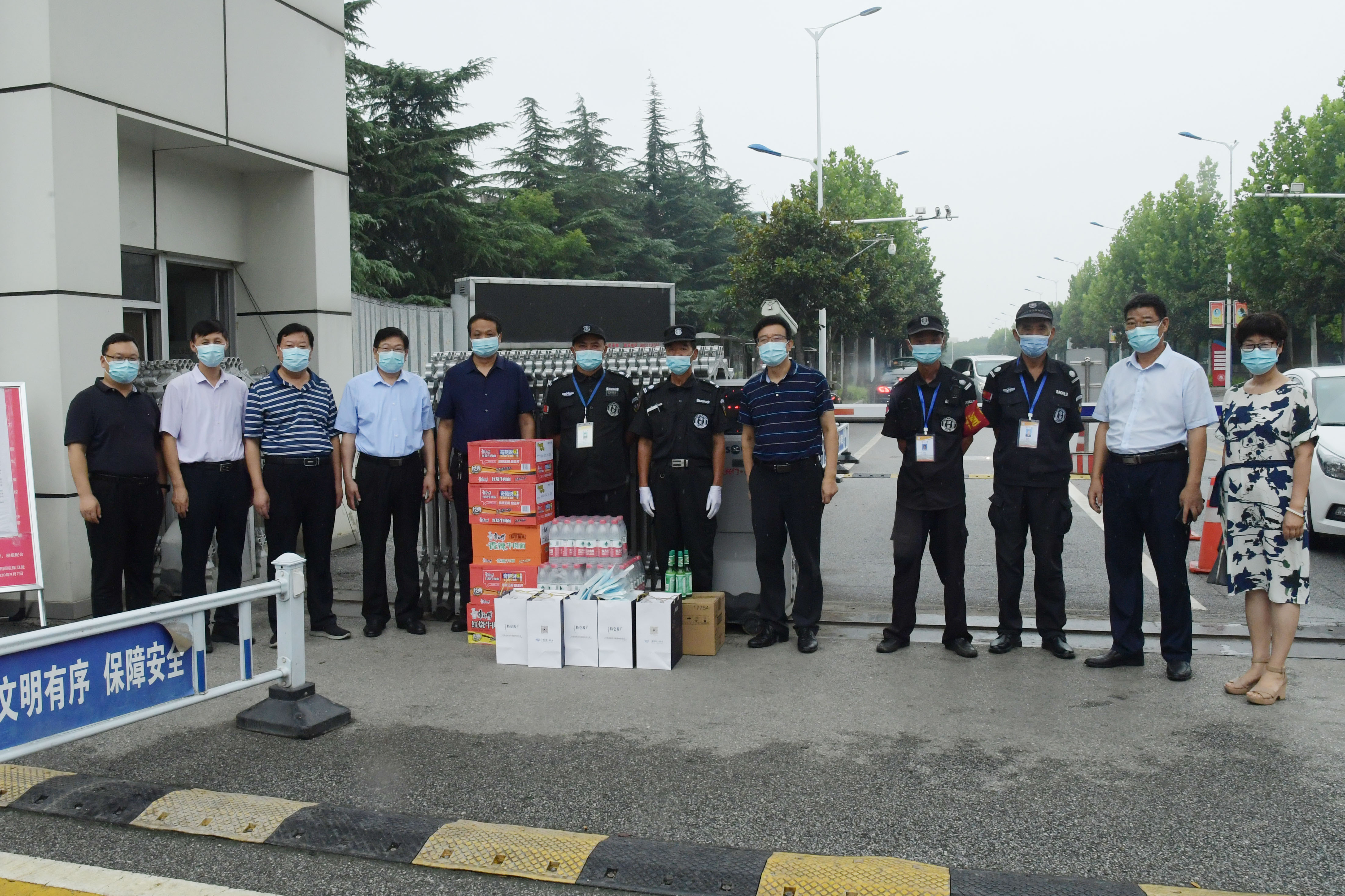 1校领导看望慰问疫情防控一线工作人员.JPG