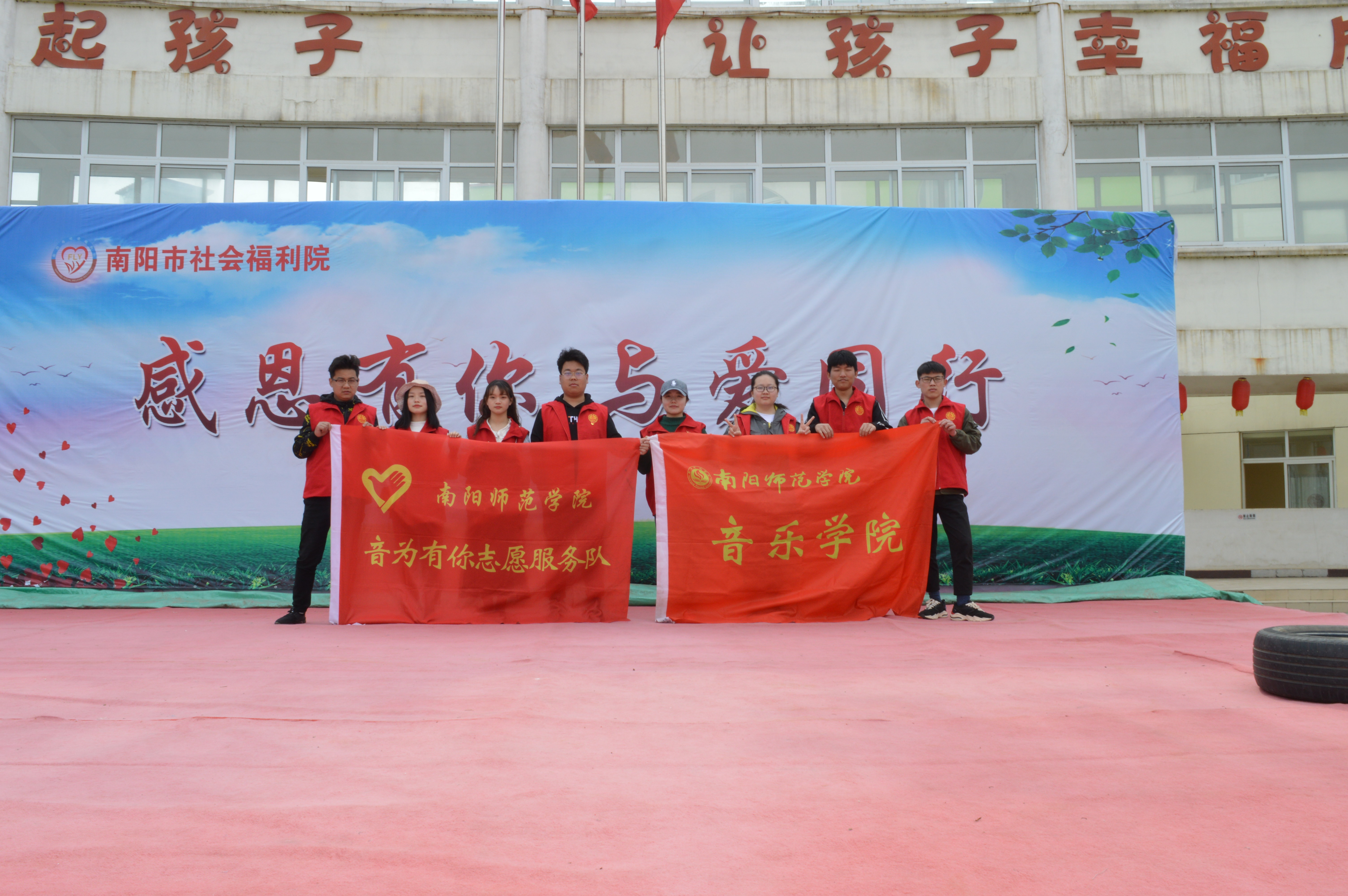 音乐学院举办雷锋月志愿者活动.jpg