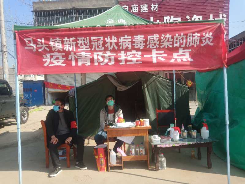 魏佳伟在志愿防疫现场.jpg