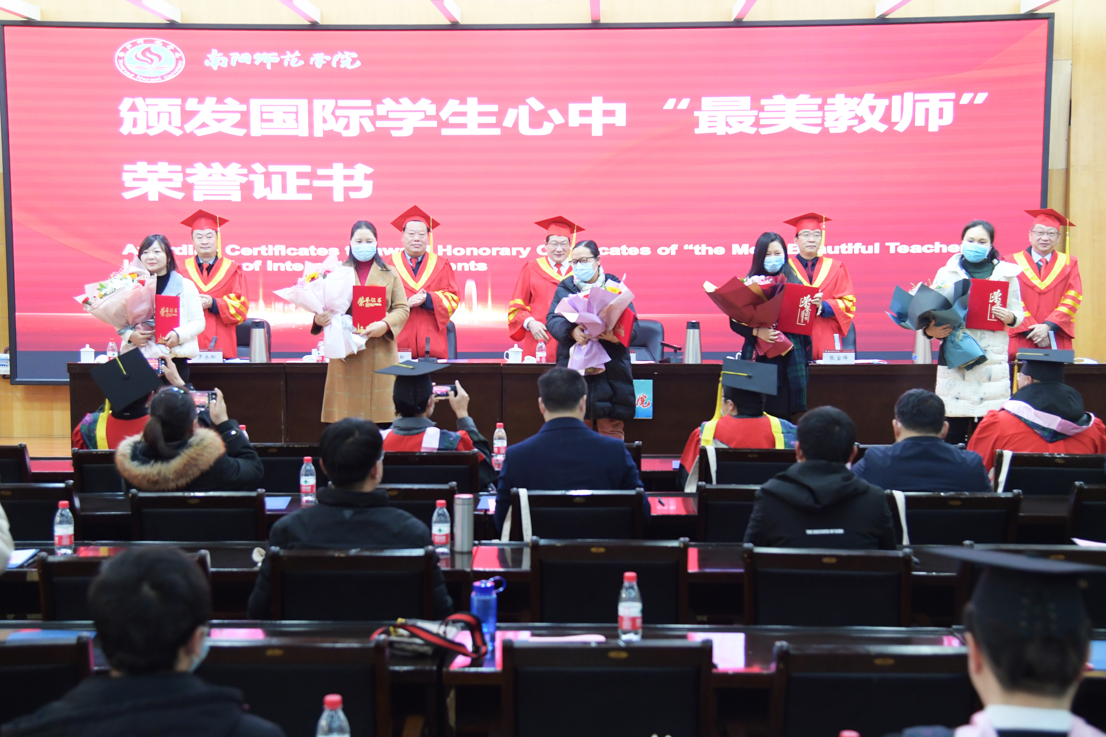 8校领导为“最美教师”颁发荣誉证书.jpg