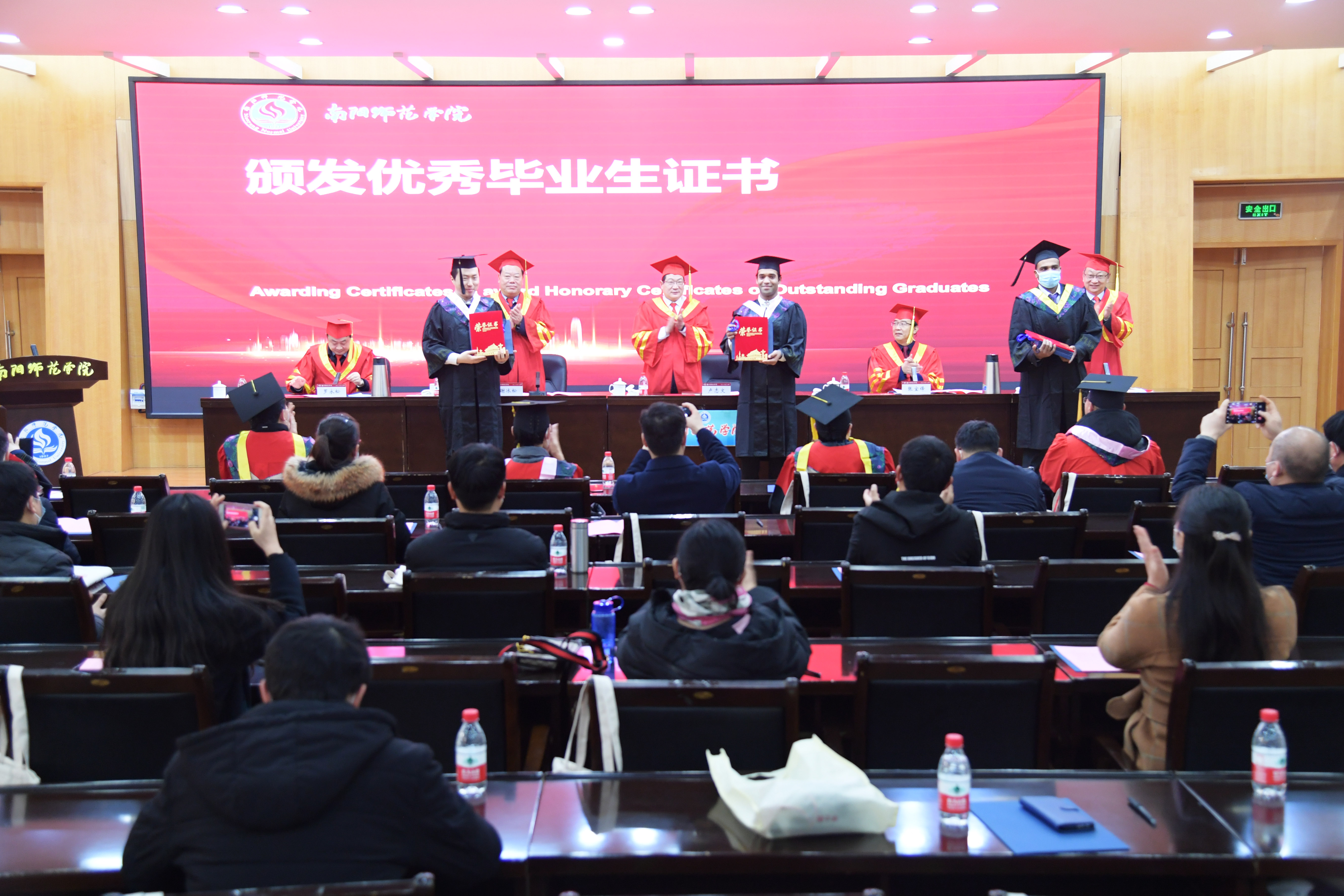 7校领导为优秀毕业生颁发荣誉证书.jpg