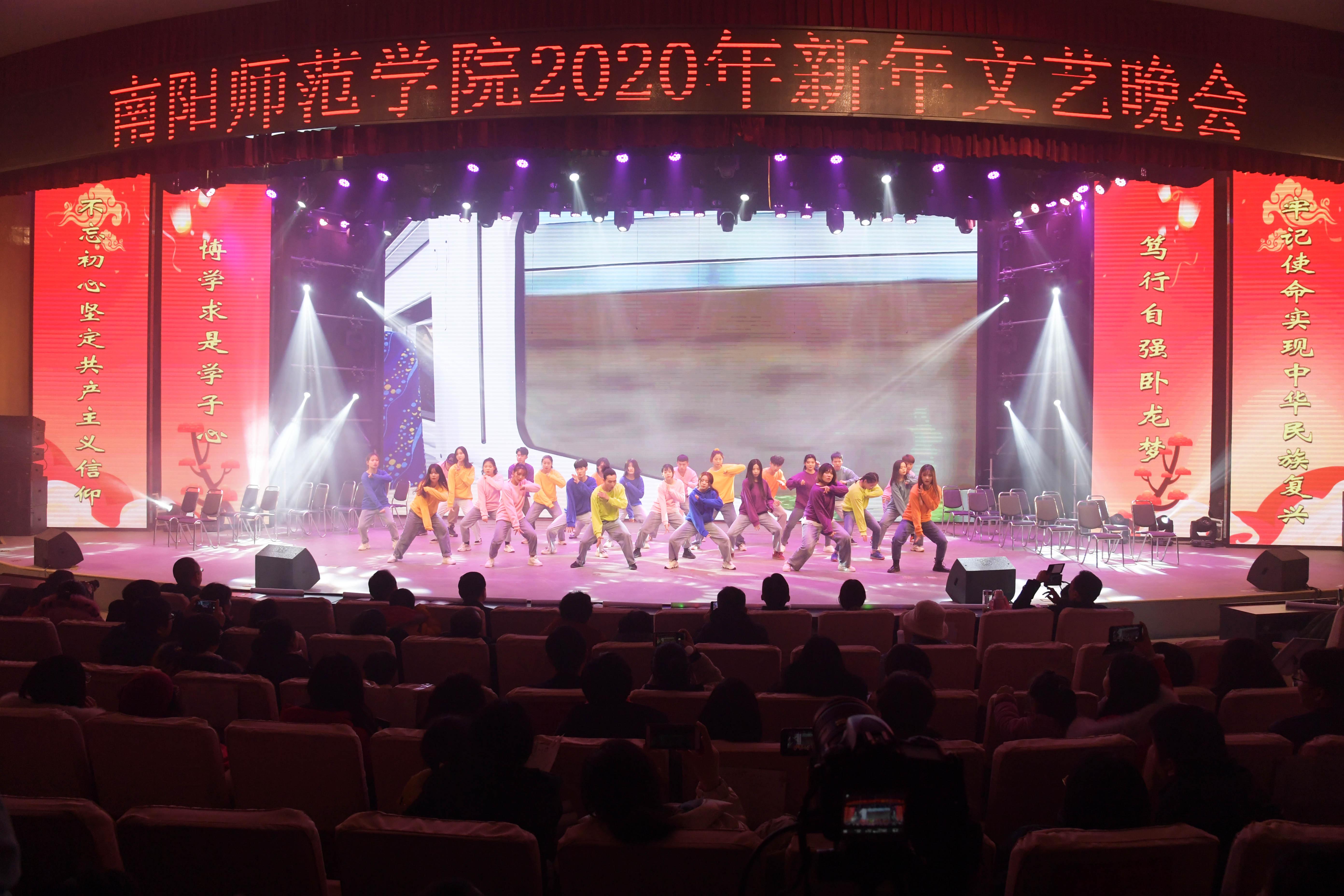 9大艺团街舞队表演的街舞《时空  速度》.jpg