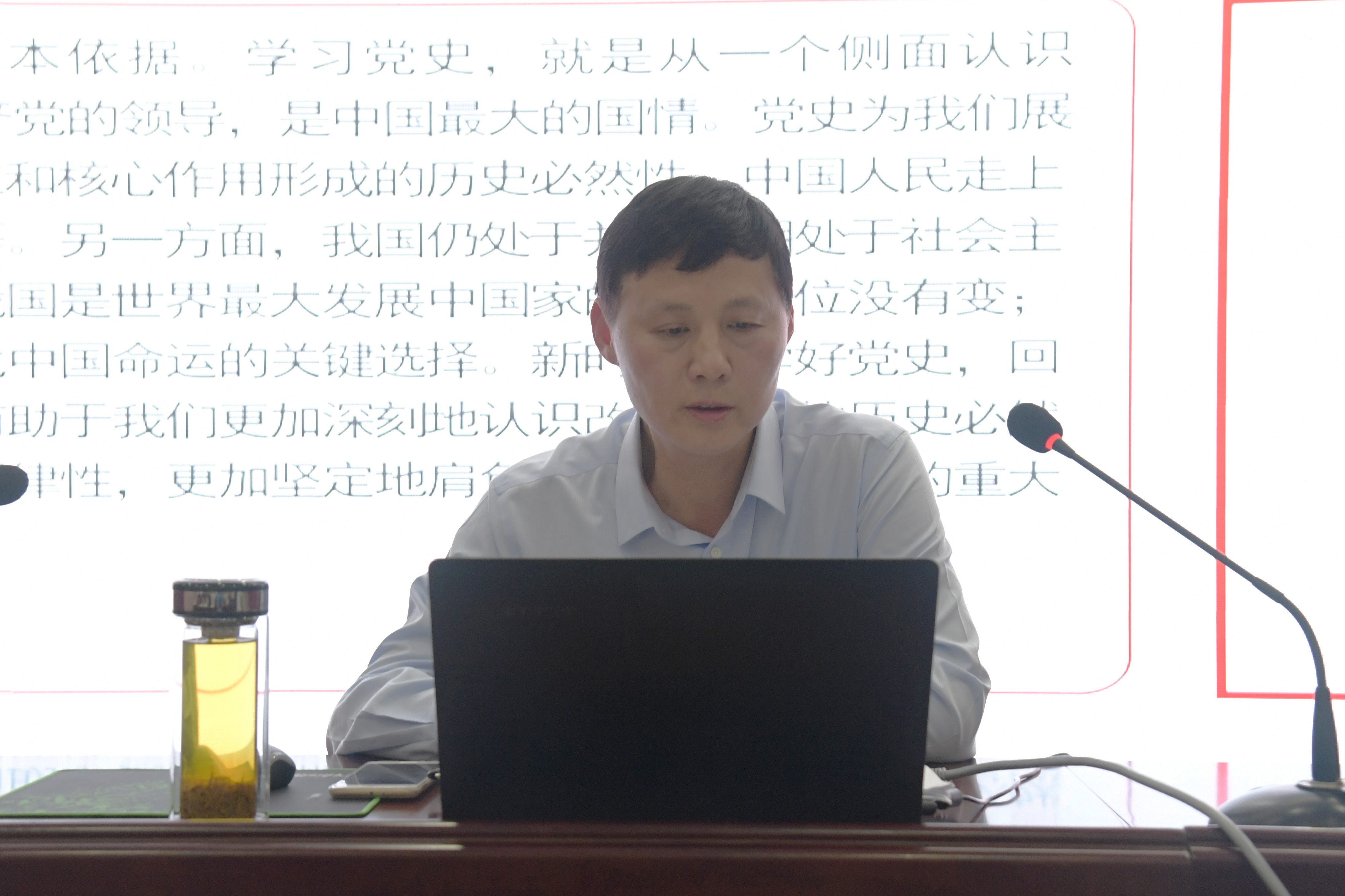 2.副校长熊新忠作党史学习教育专题报告.jpg