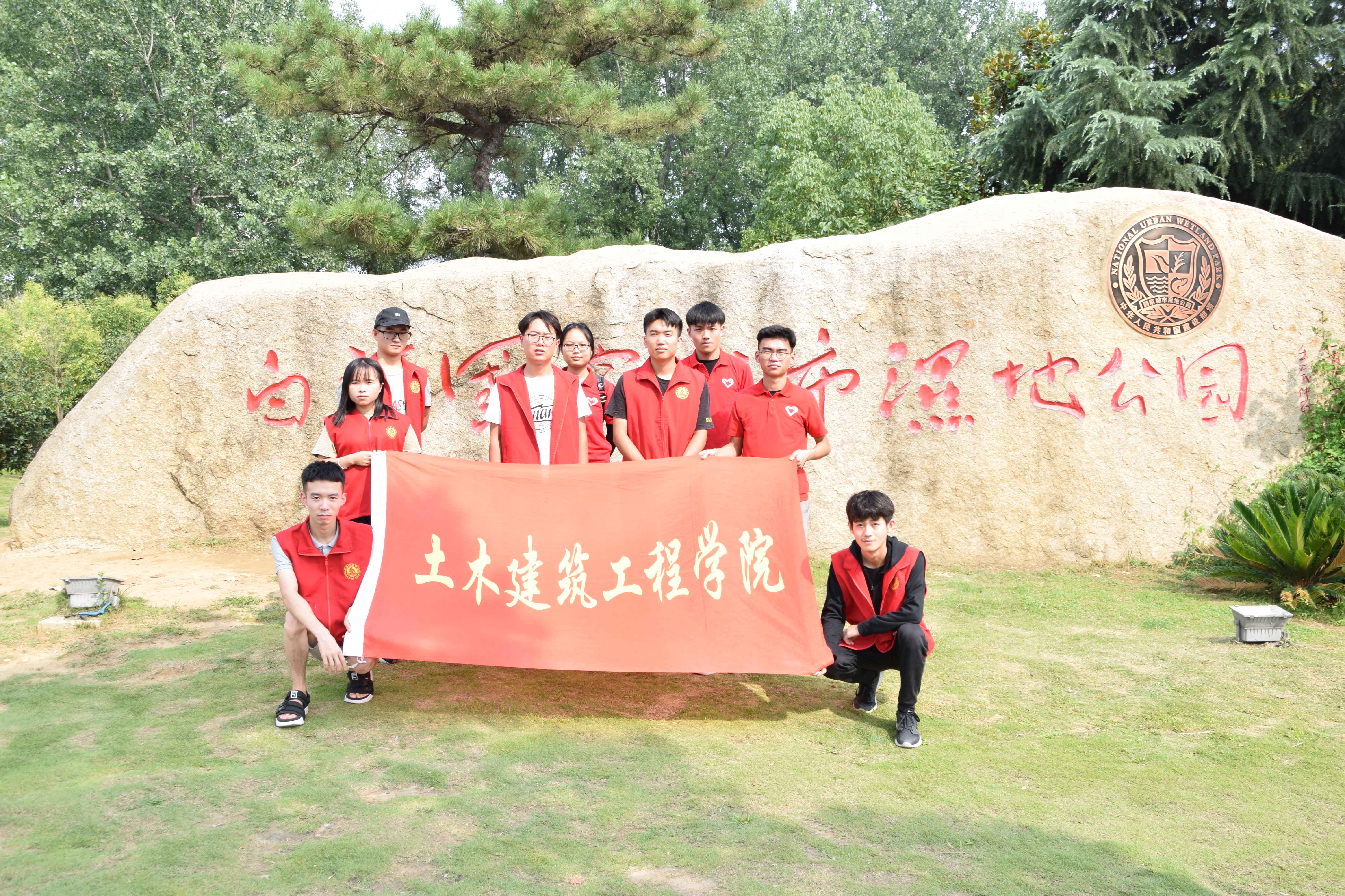 土木建筑工程学院环保知识宣讲团开展“守住绿色，大美南阳”暑期“三下乡”社会实践活动.jpg