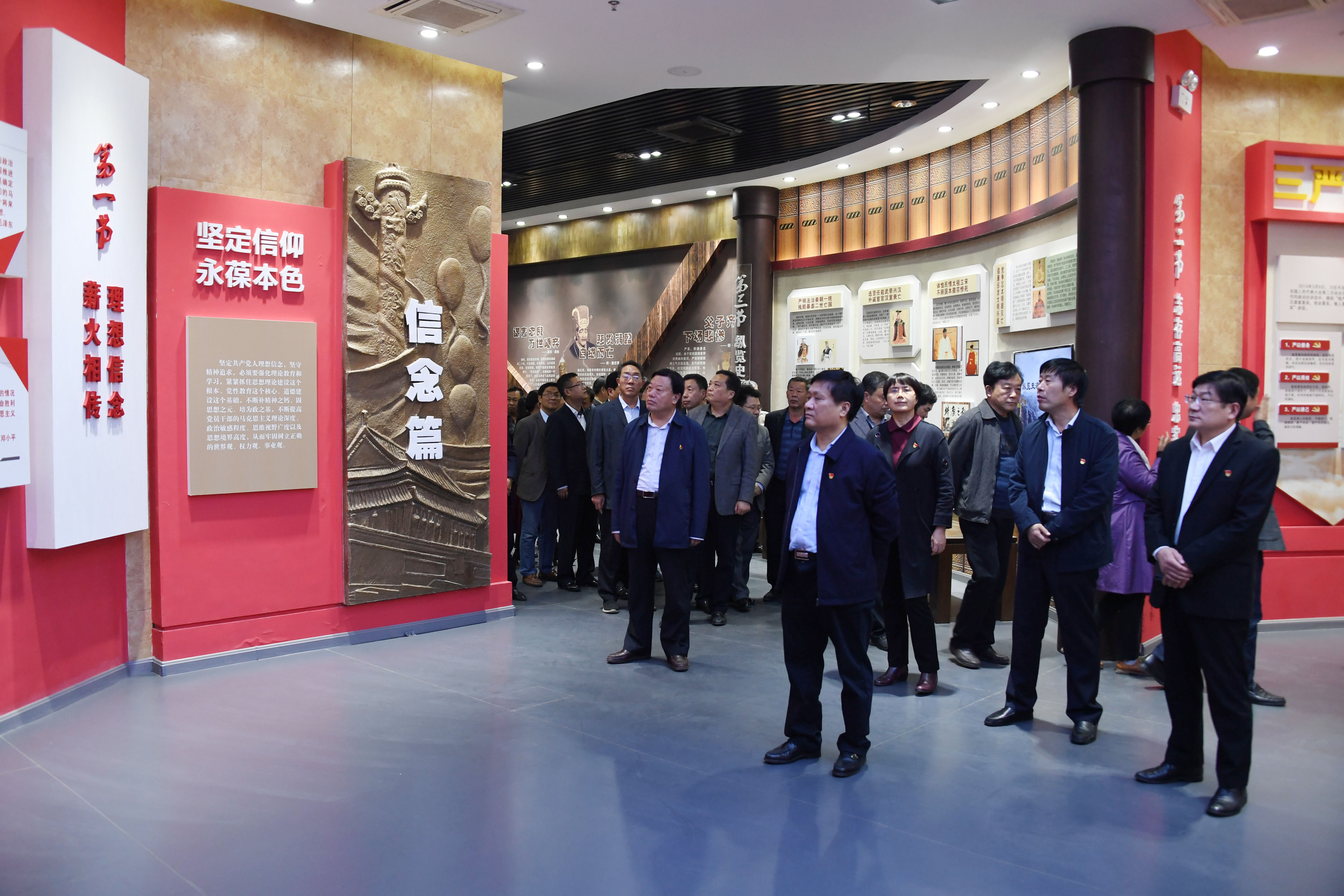 3参观南阳市反腐倡廉警示教育展厅.jpg