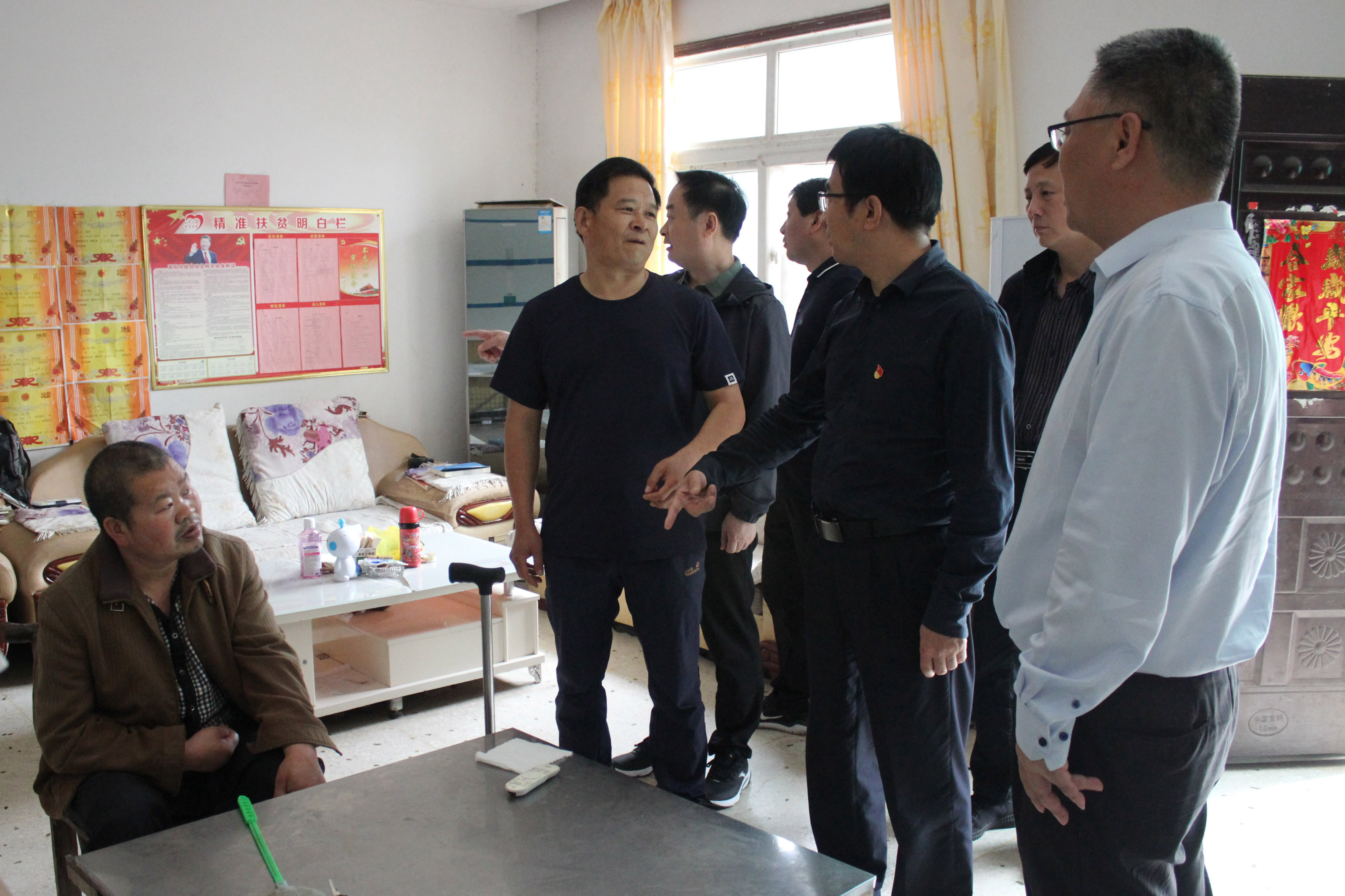 6校领导一行走访慰问老沟村贫困家庭.jpg