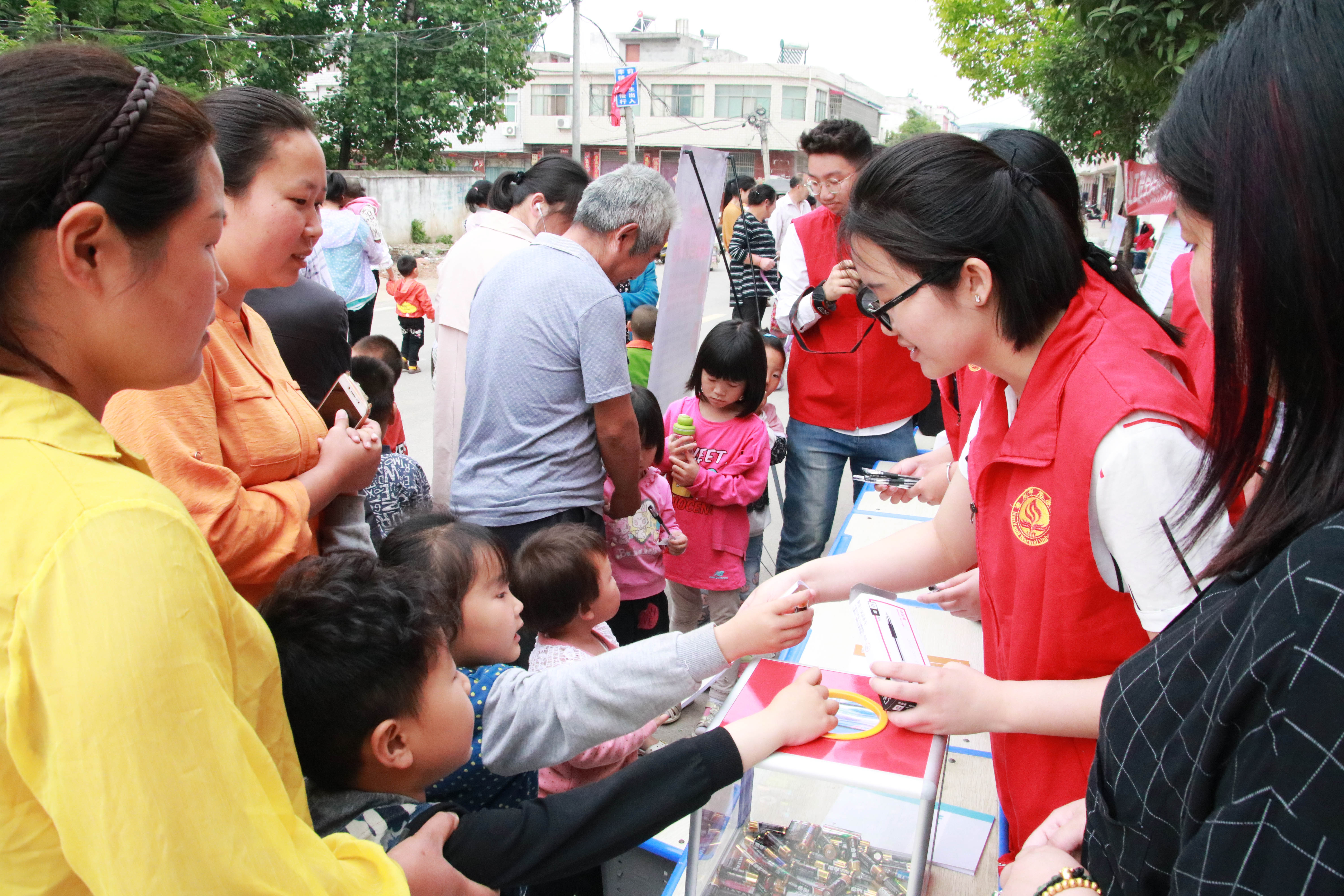 4江雨佳志愿服务队开展礼品换电池志愿活动.JPG