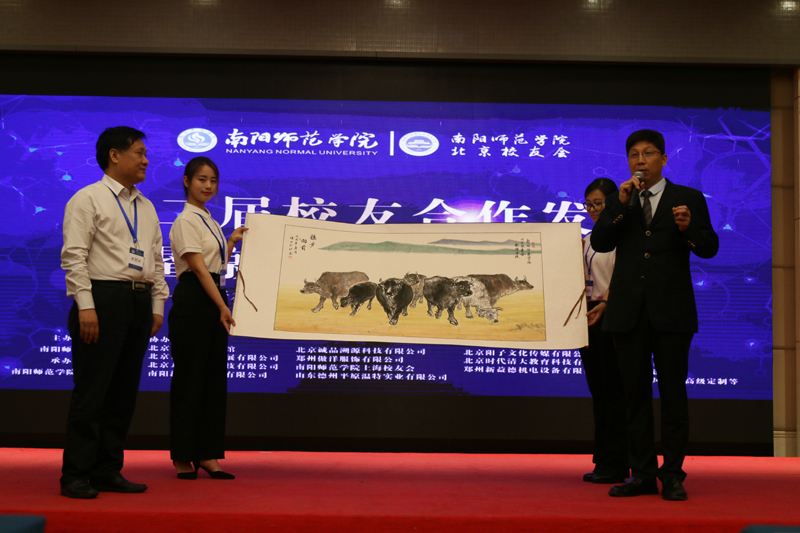 5.校党委书记黄荣杰代表母校接收张继山为母校亲笔创作的作品.jpg
