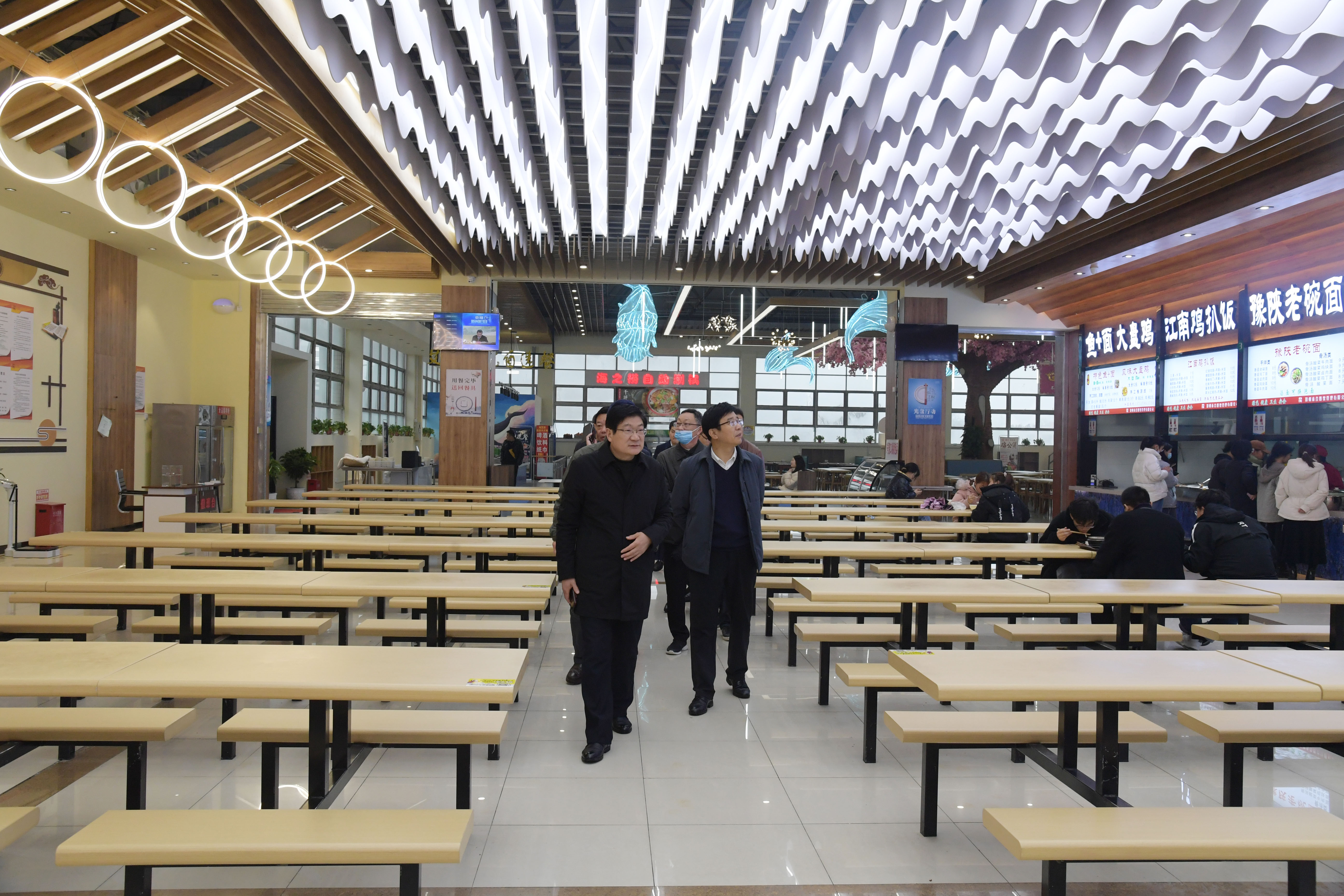 5校领导实地查看中区餐厅.JPG