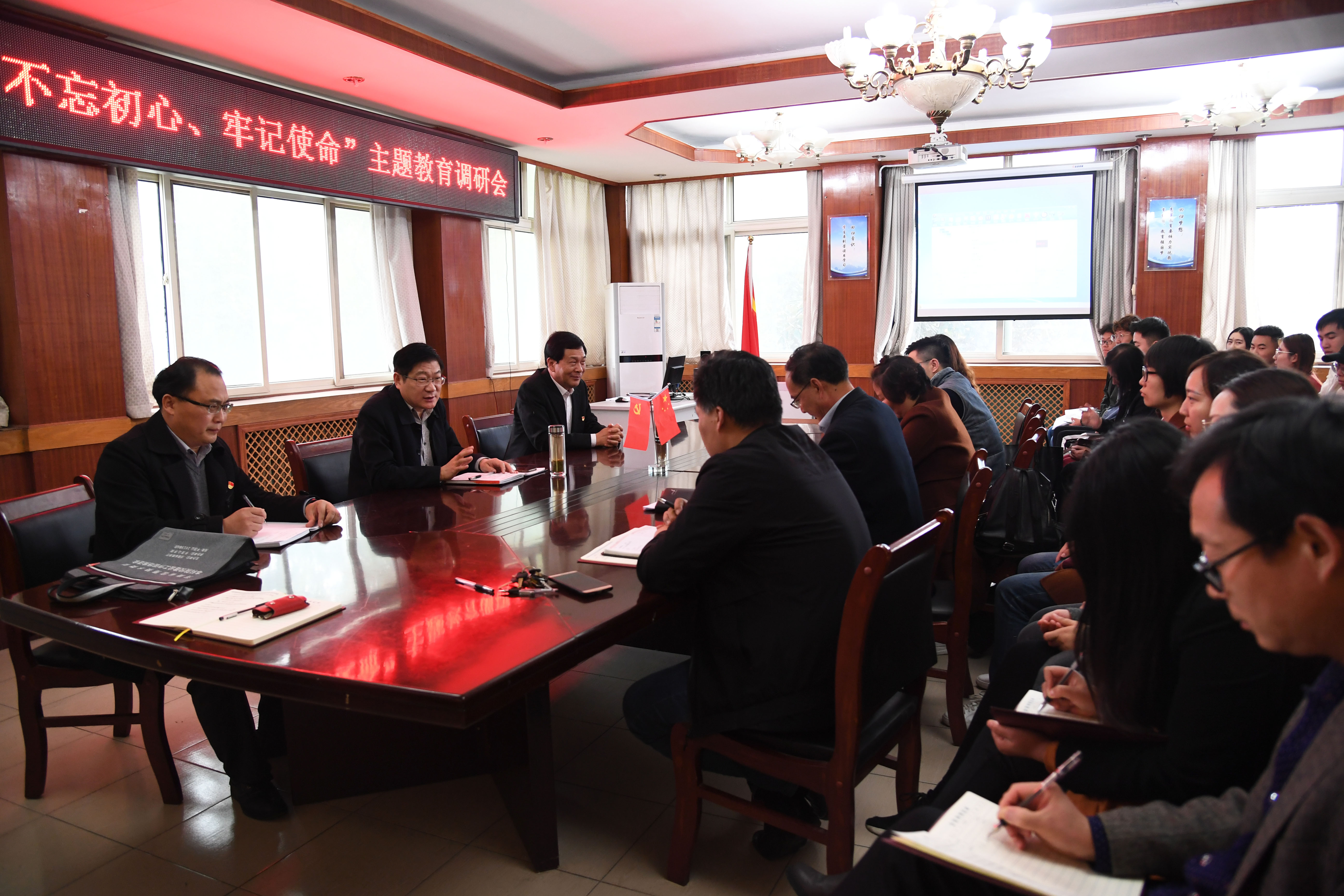 校长卢志文深入新闻与传播学院开展实地调研 .jpg