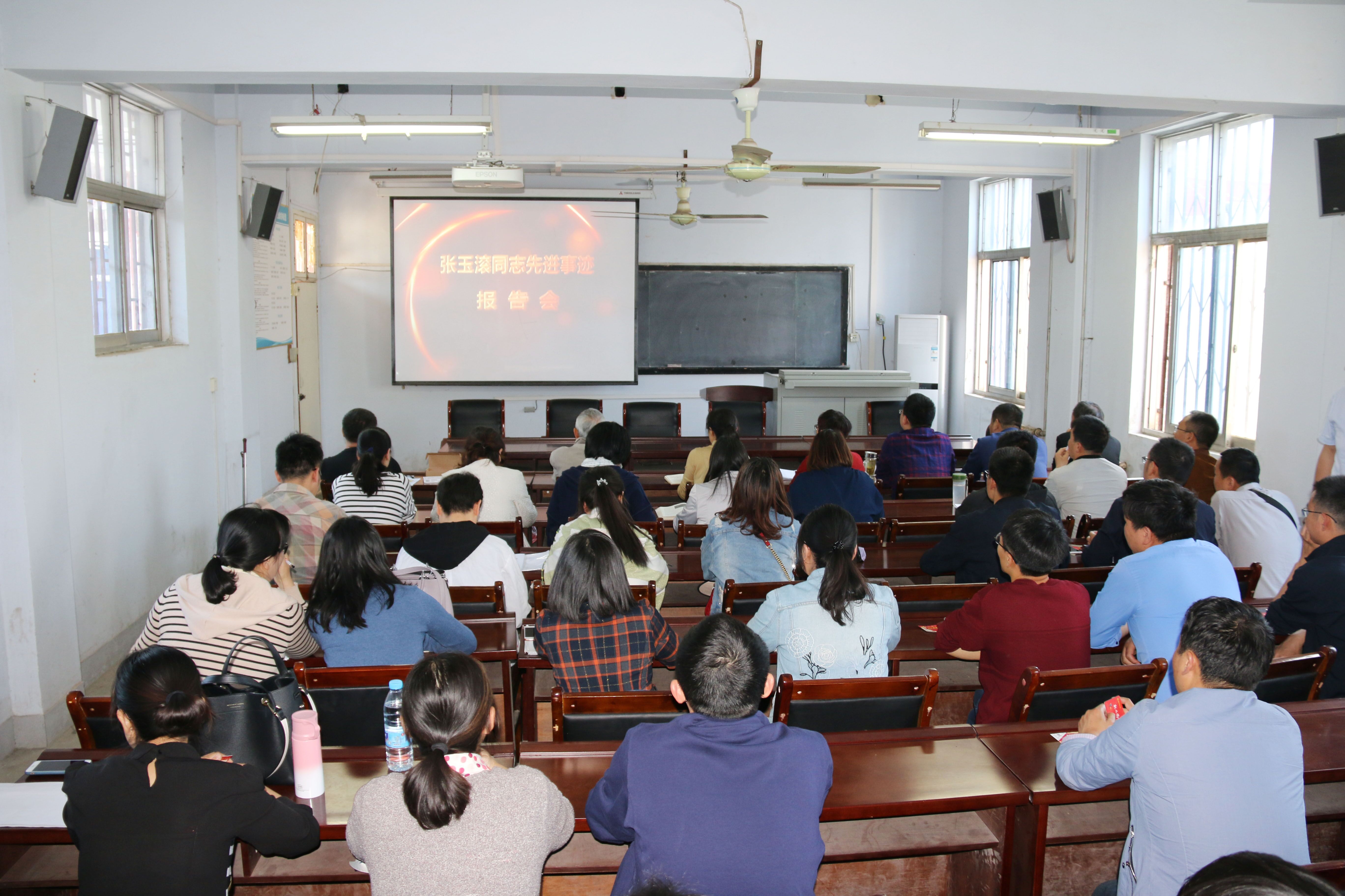 农业工程学院组织观看学习张玉滚同志事迹报告会视频.jpg