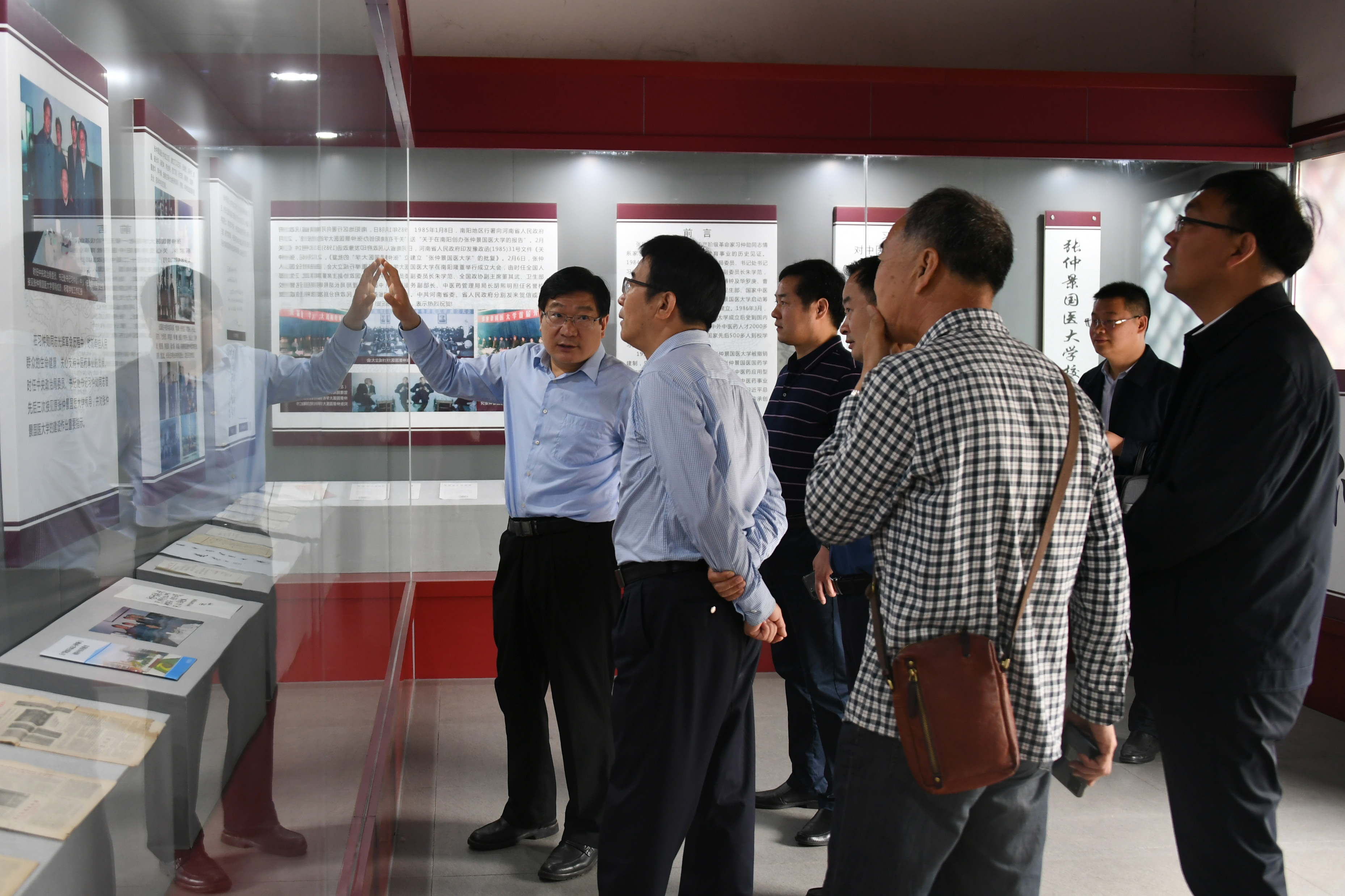 1校领导一行在南阳医圣祠.jpg