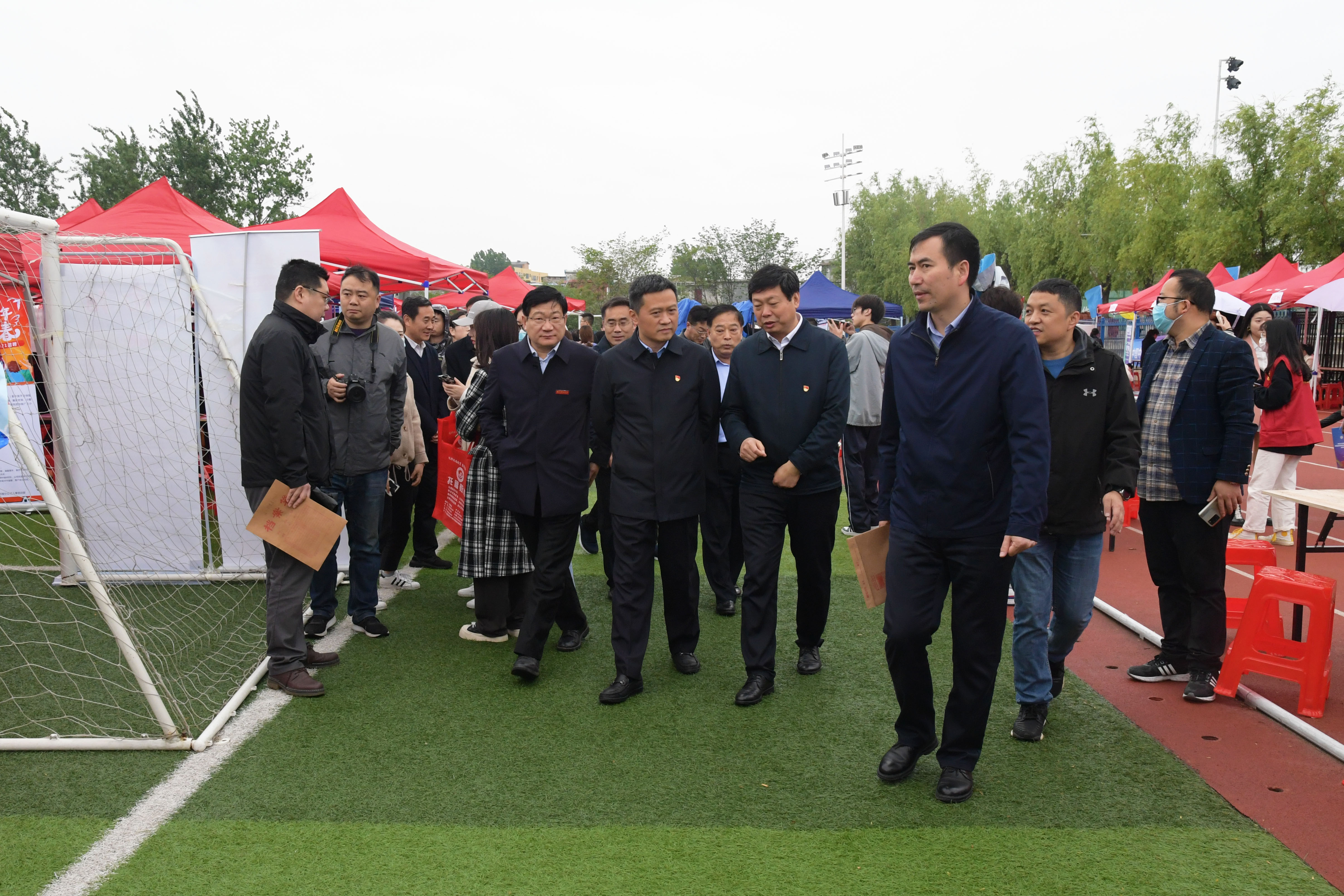 8招聘会现场 .jpg