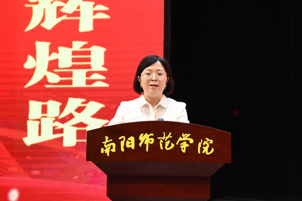 13.优秀教师共产党员代表牛秋红发言.jpg