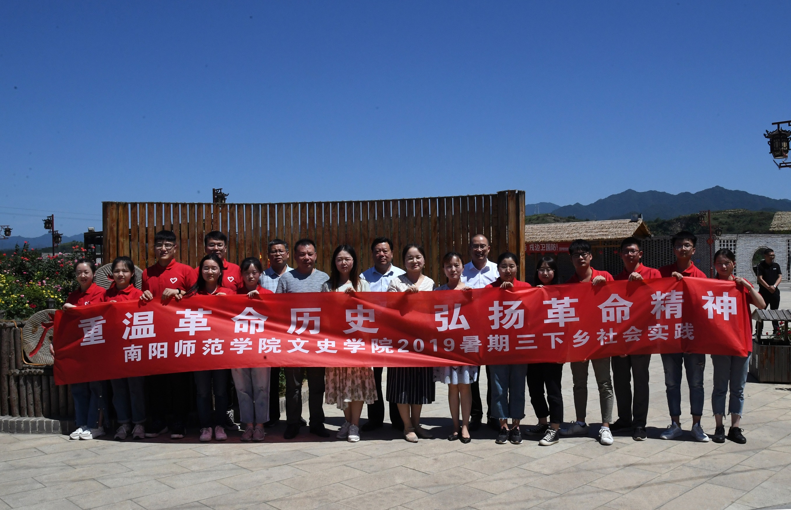 2在有“美丽乡村”、“新农村”之称的五里桥镇的白庙村文化广场合影.jpg