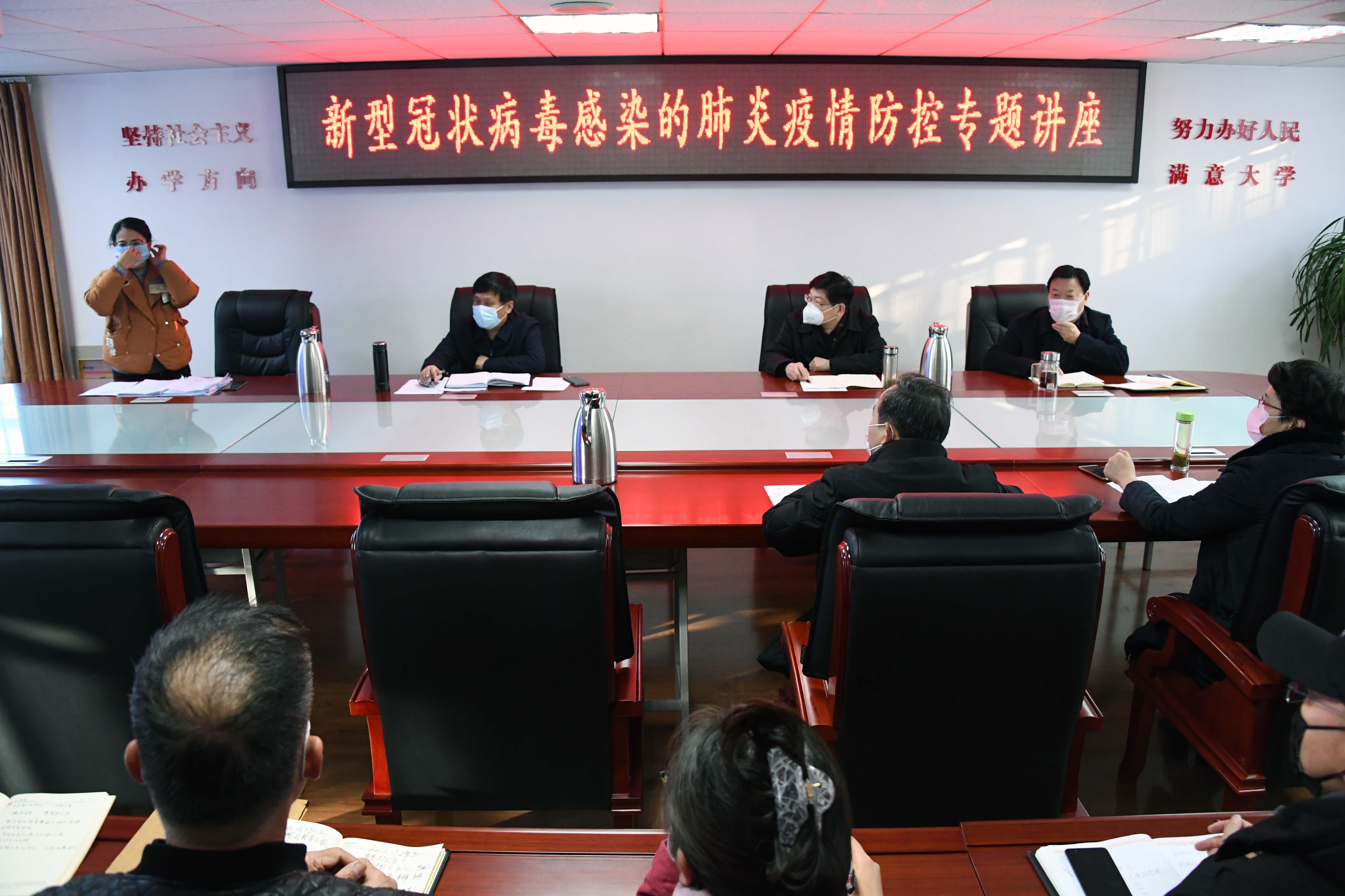 周静示范口罩正确戴法.JPG