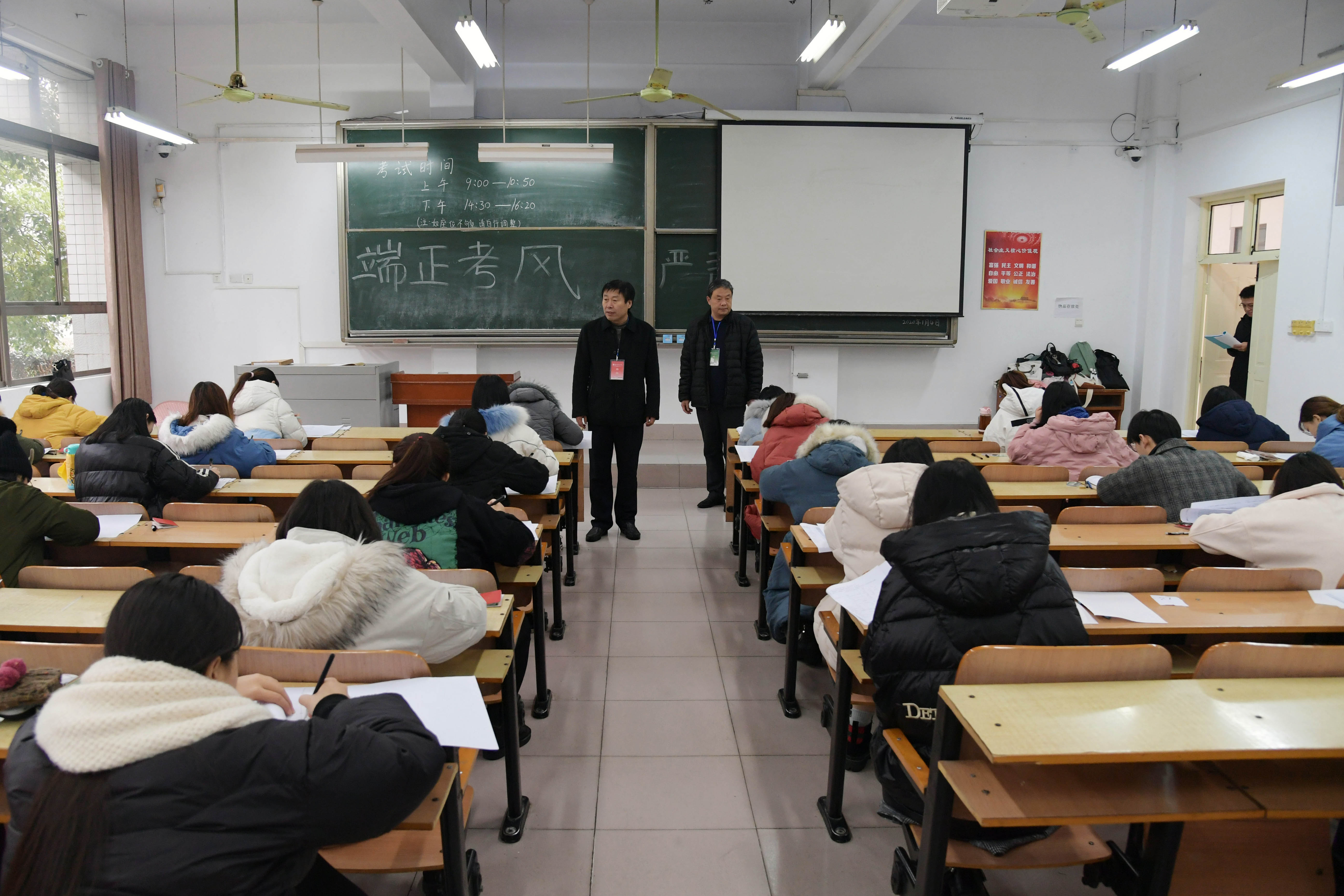 党委副书记邵书峰视察考场 .jpg