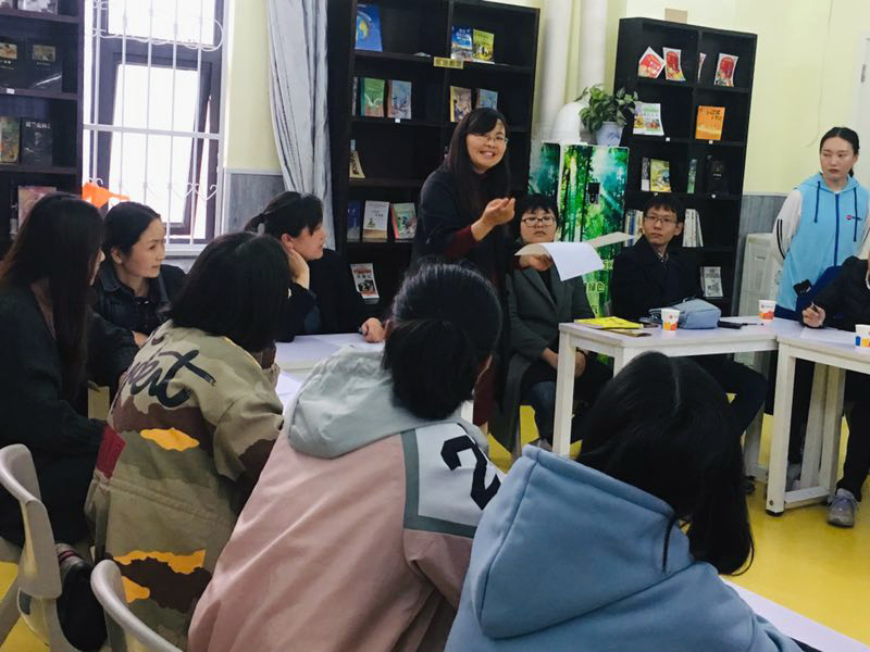 1杨红老师授课.jpg
