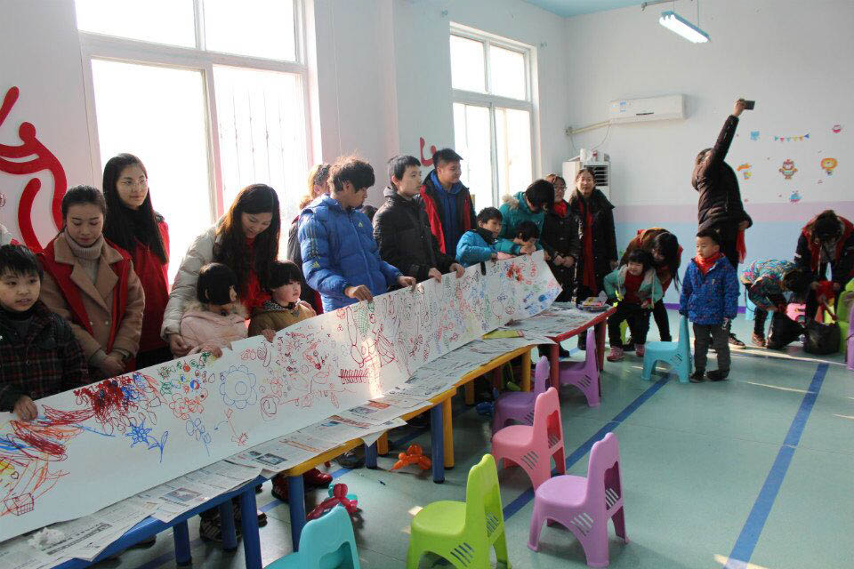 4美术与艺术设计学院走进南阳市儿童福利院 开展“送温暖，献爱心”志愿服务活动.jpg