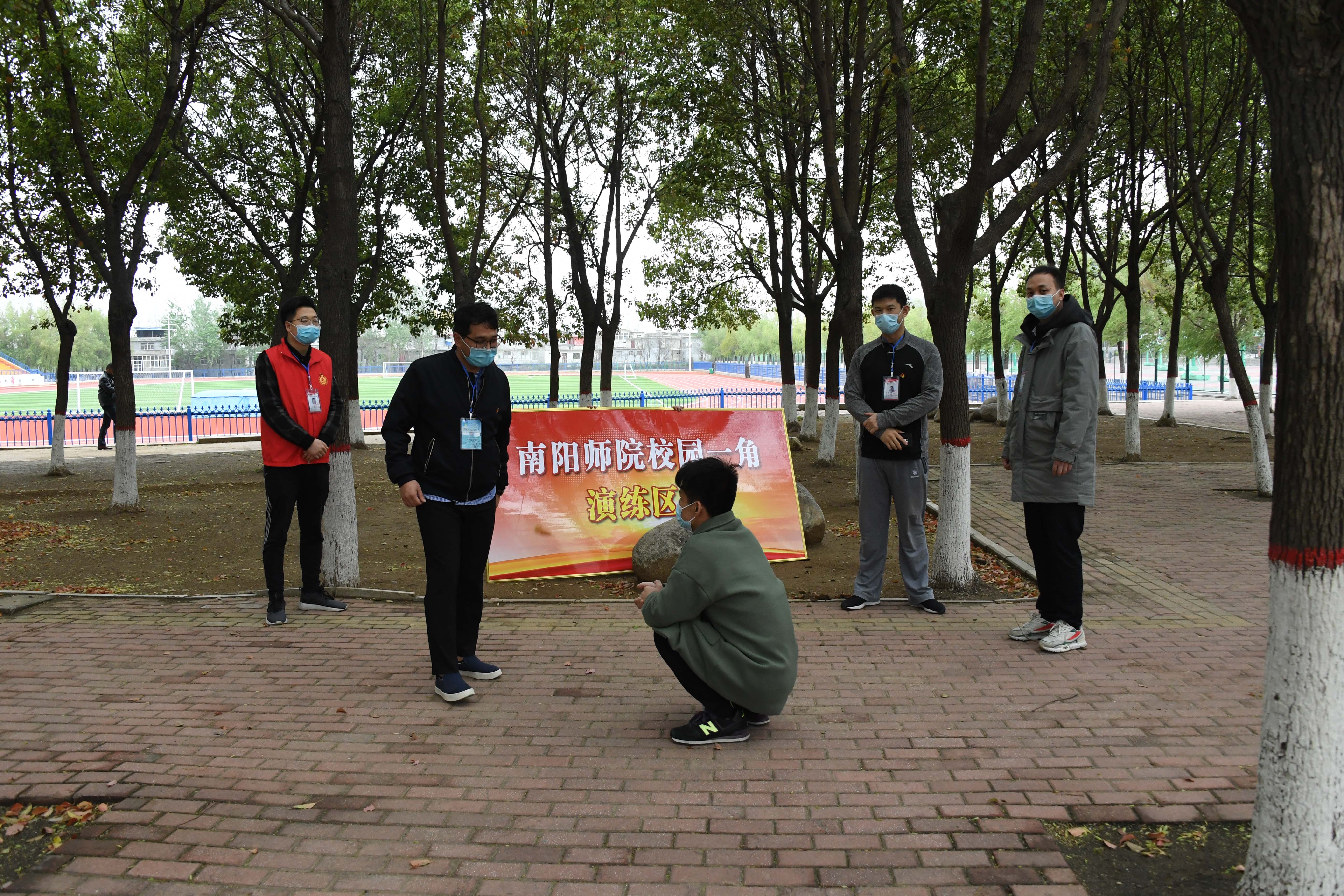 3辅导员到场对学生进行心理安抚.JPG