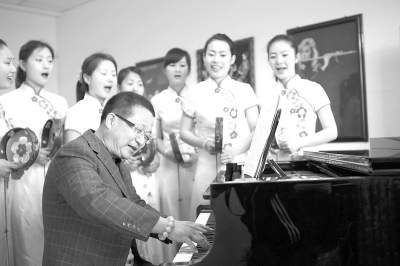 350vip8888新葡的京集团吴金宝老师在辅导学生们练习大调曲。 本报记者 袁昕摄.jpg
