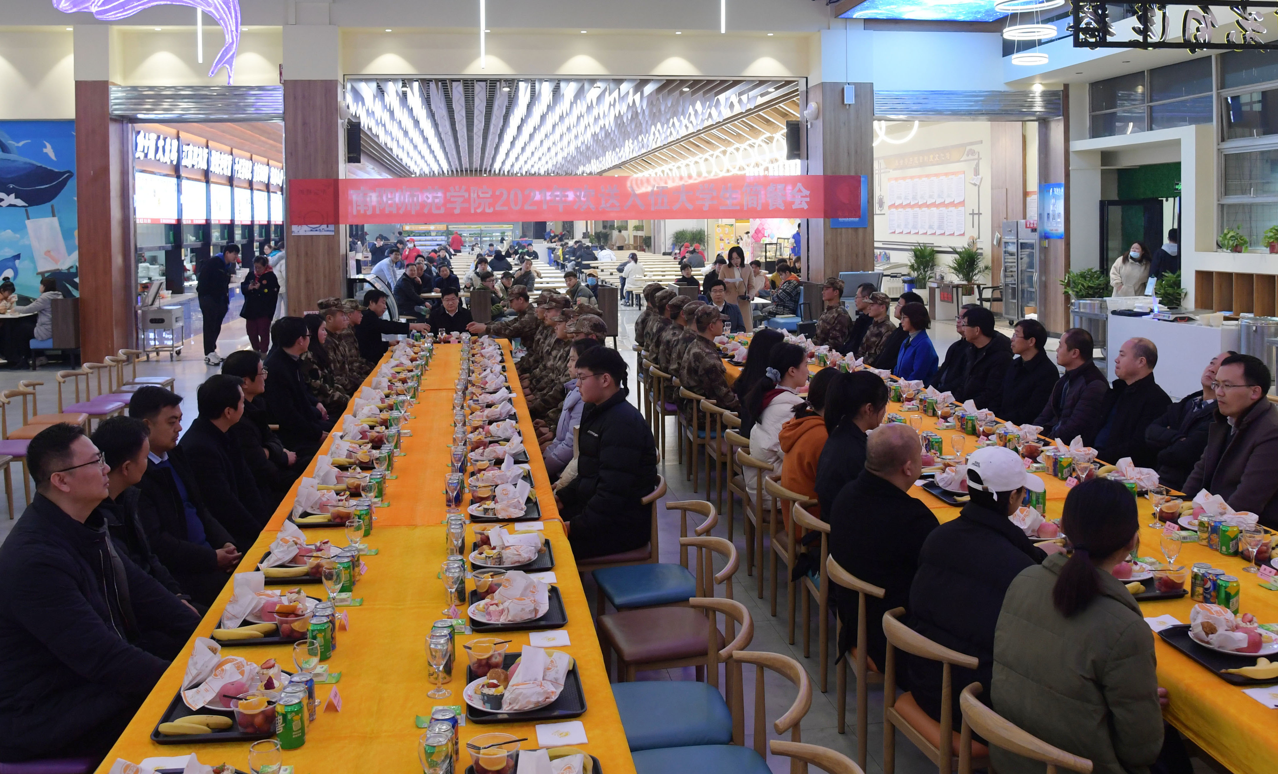 9入伍大学生简餐会现场.jpg