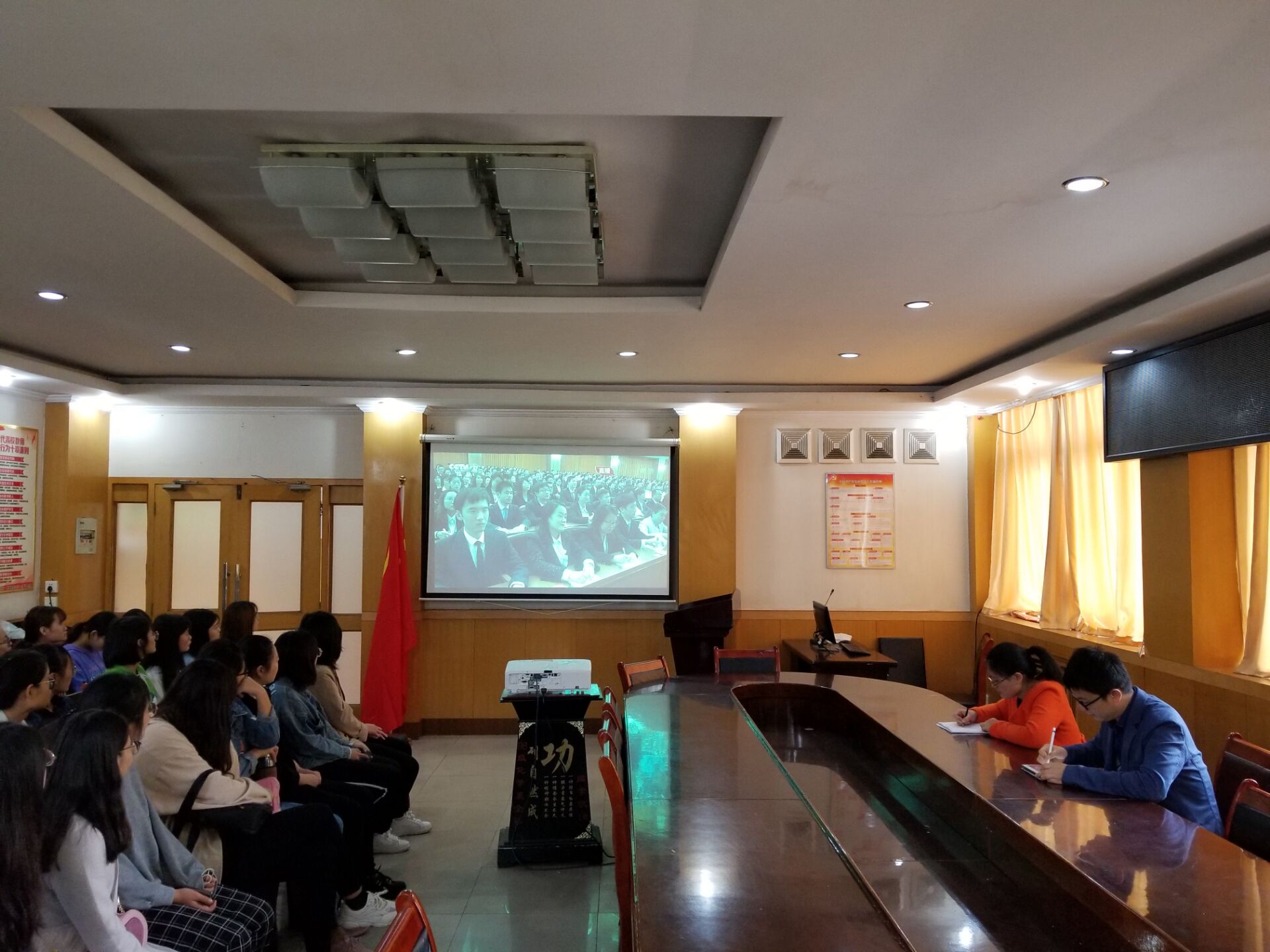 5化学与制药工程学院学生观看纪念五四运动100周年大会直播.png