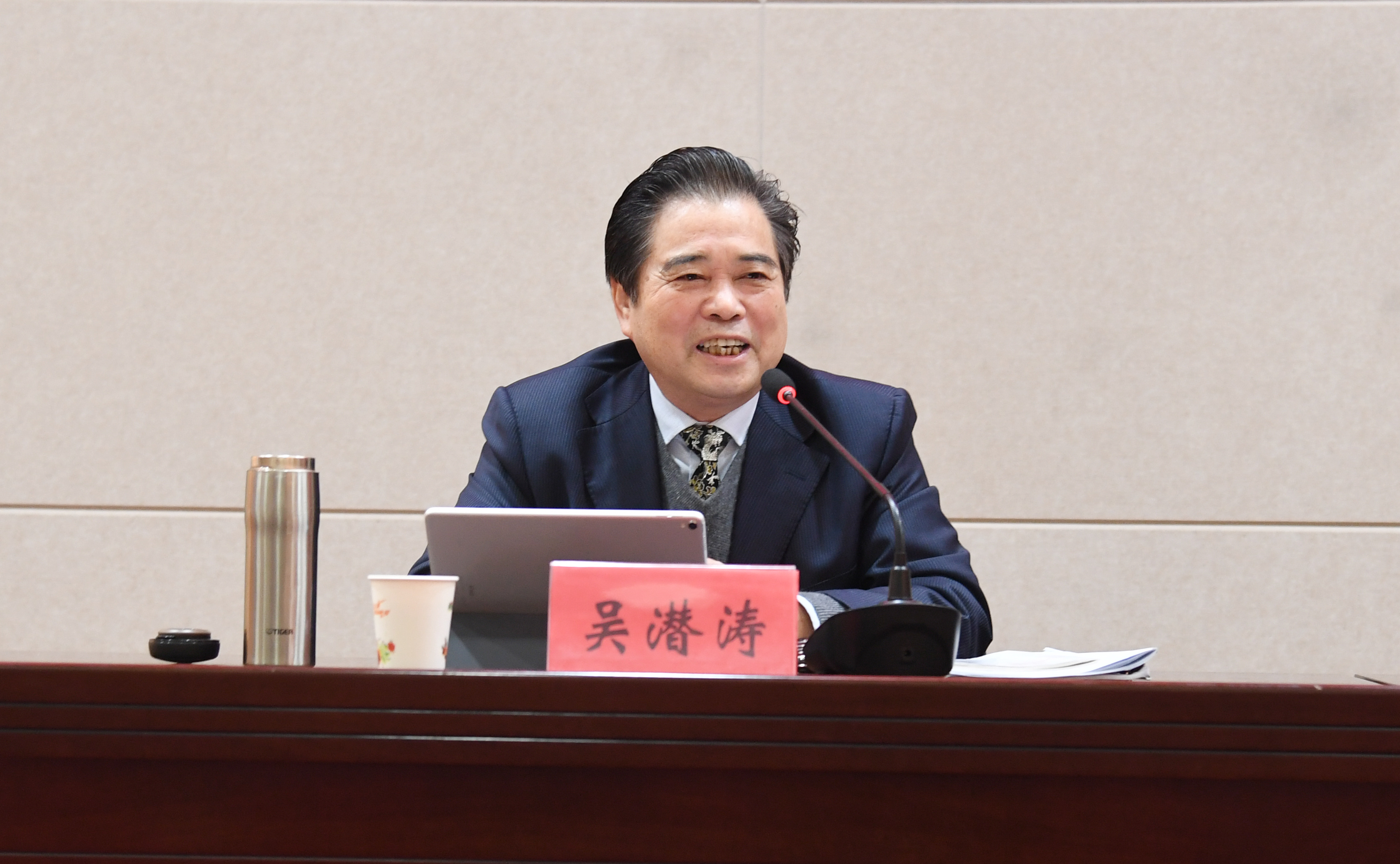 ２全国教育系统学习宣传贯彻党的十九大精神“百人宣讲团”成员、新葡的京官网马克思主义学院名誉院长、特聘教授、清华大学吴潜涛教授为大家做首场辅导报告.JPG