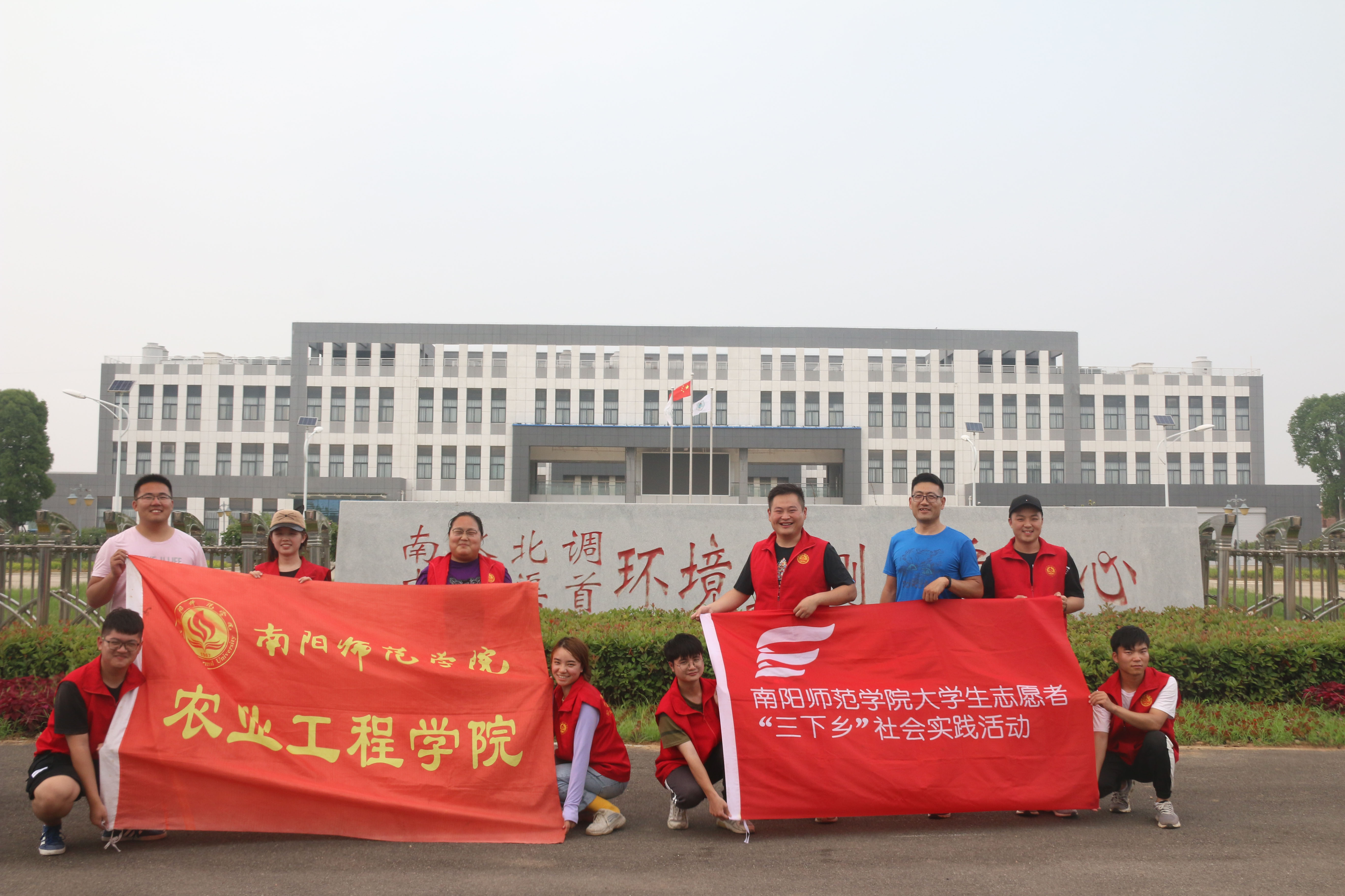 化学与制药工程学院“绿色化学”宣讲团开展垃圾分类活动.JPG