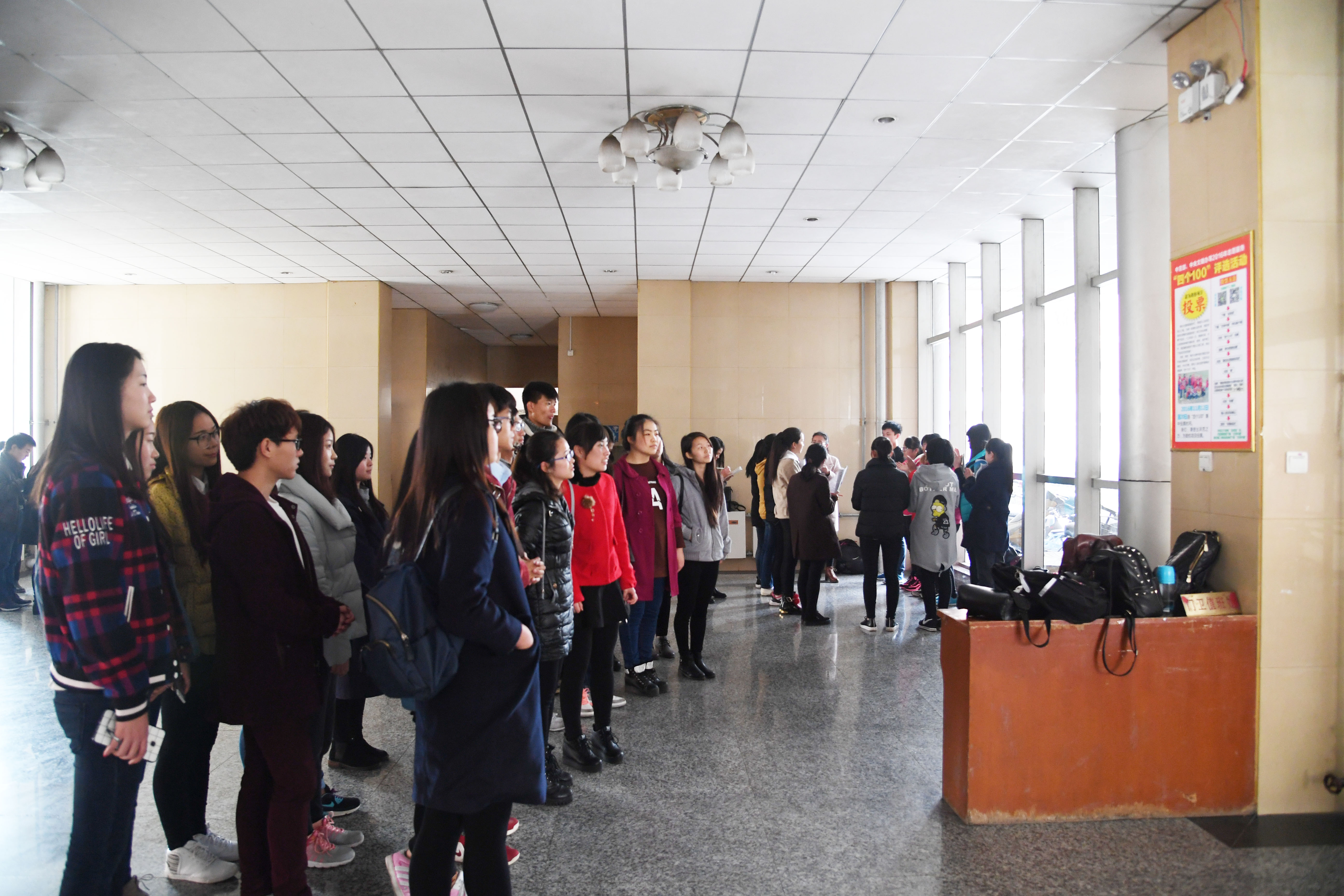 3同学们围观了解“四个100“评选活动相关情况.jpg
