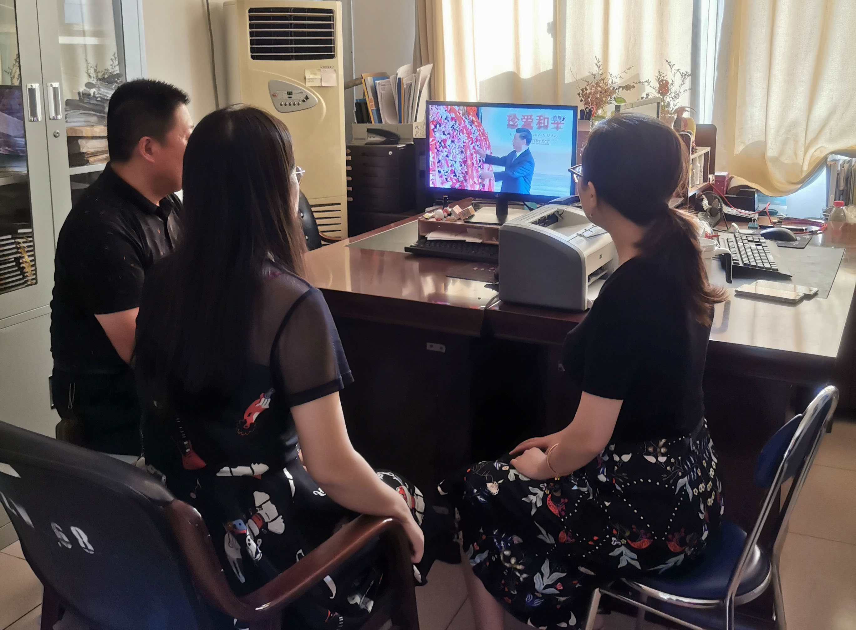 1350vip8888新葡的京集团师生收看大会盛况并热议习近平总书记讲话精神.jpg