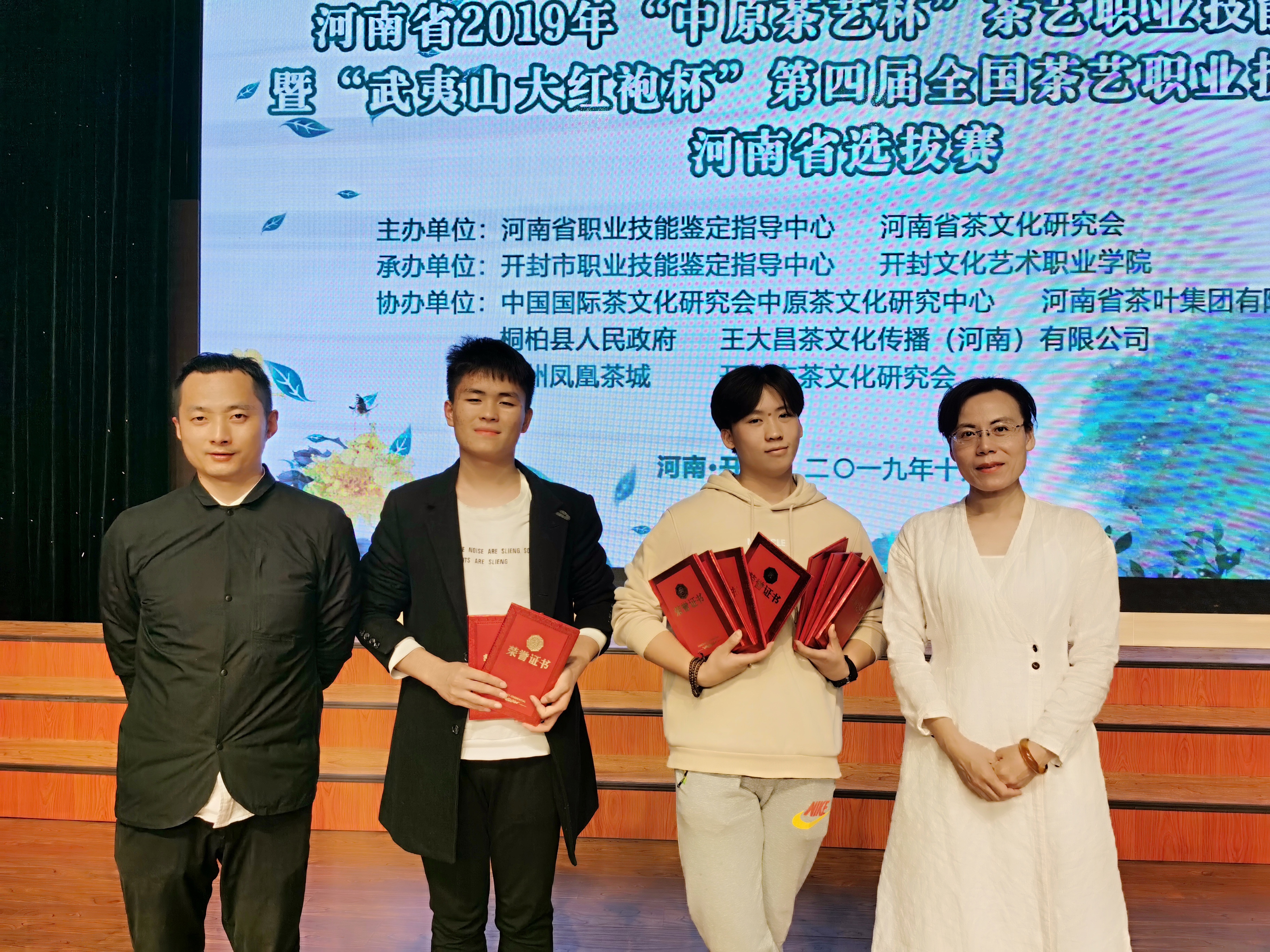 合影.jpg