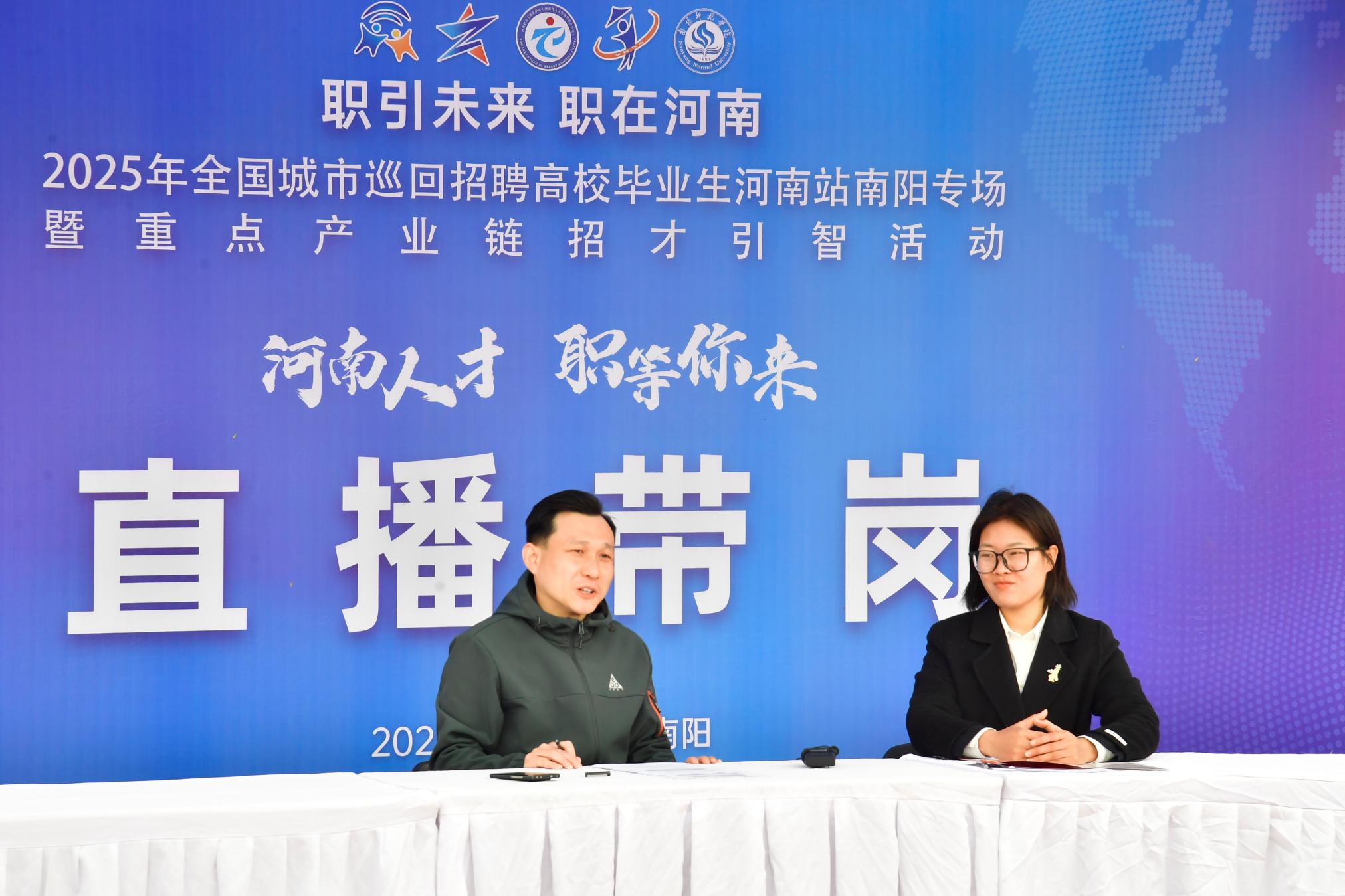 5双选会现场.jpg