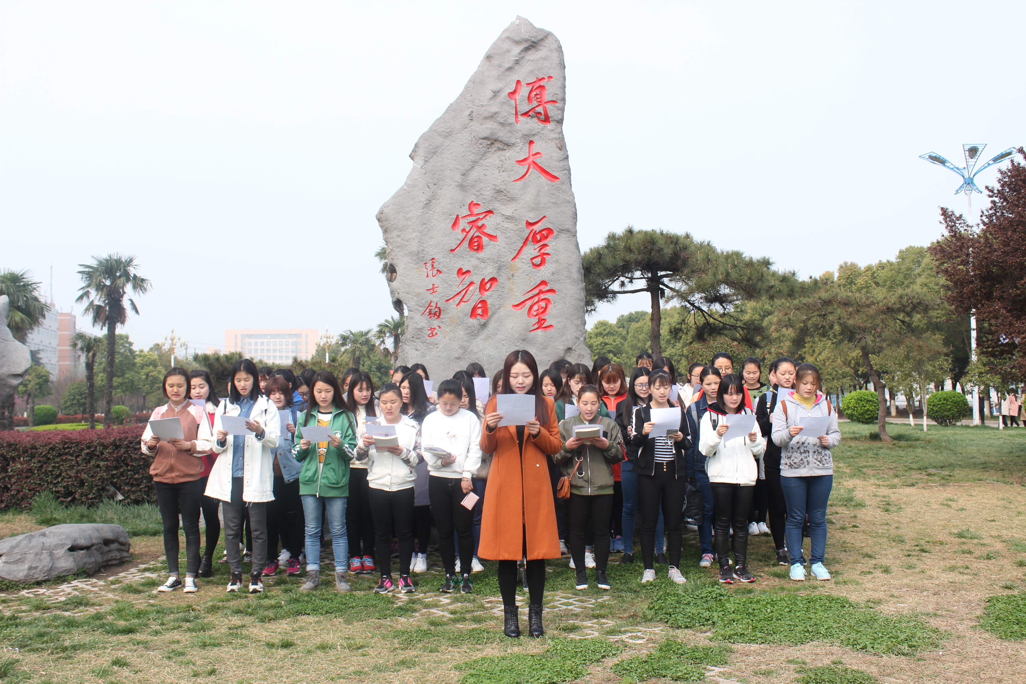 10文史学院开展“我们的节日——清明节”中华经典诵读活动.JPG
