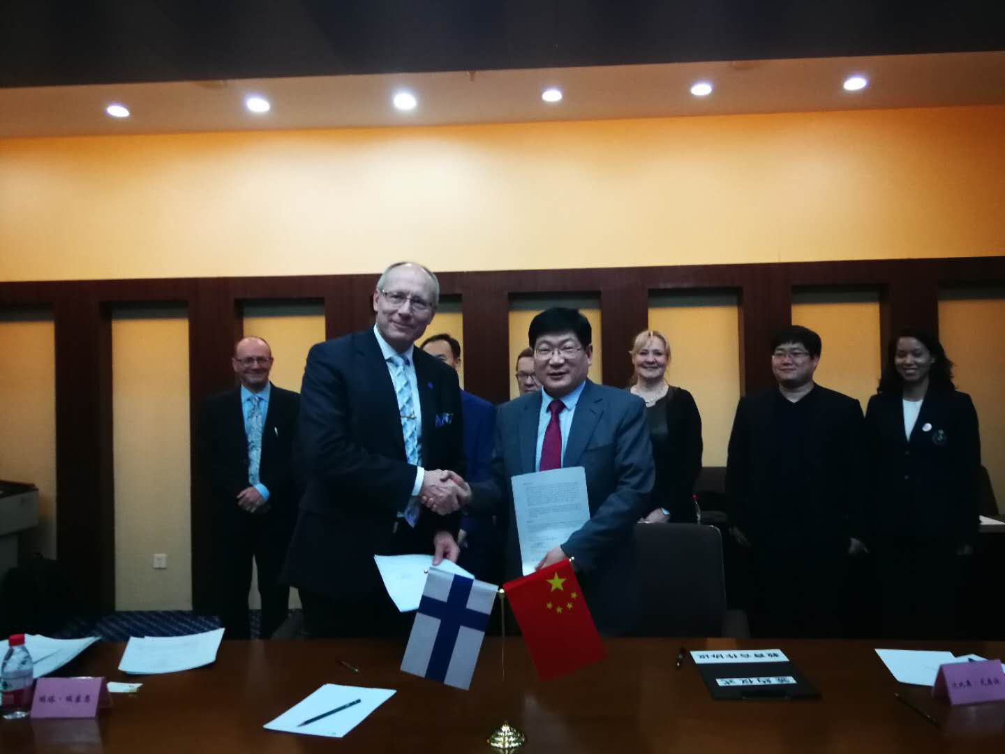 1校长卢志文与芬兰坦佩雷应用技术大学马库.拉提恩校长签署合作协议.png