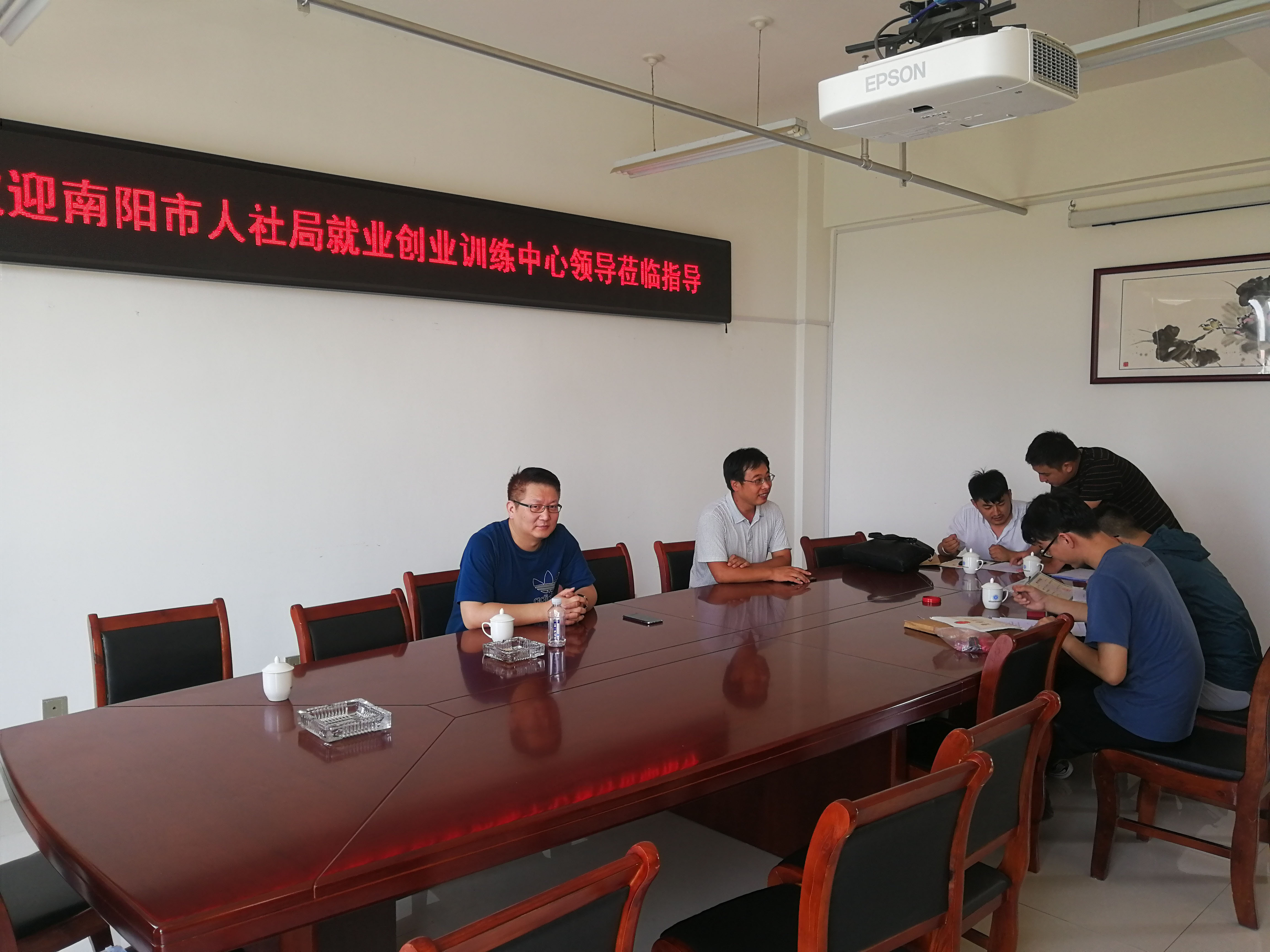 1现场办理开业补贴手续.jpg