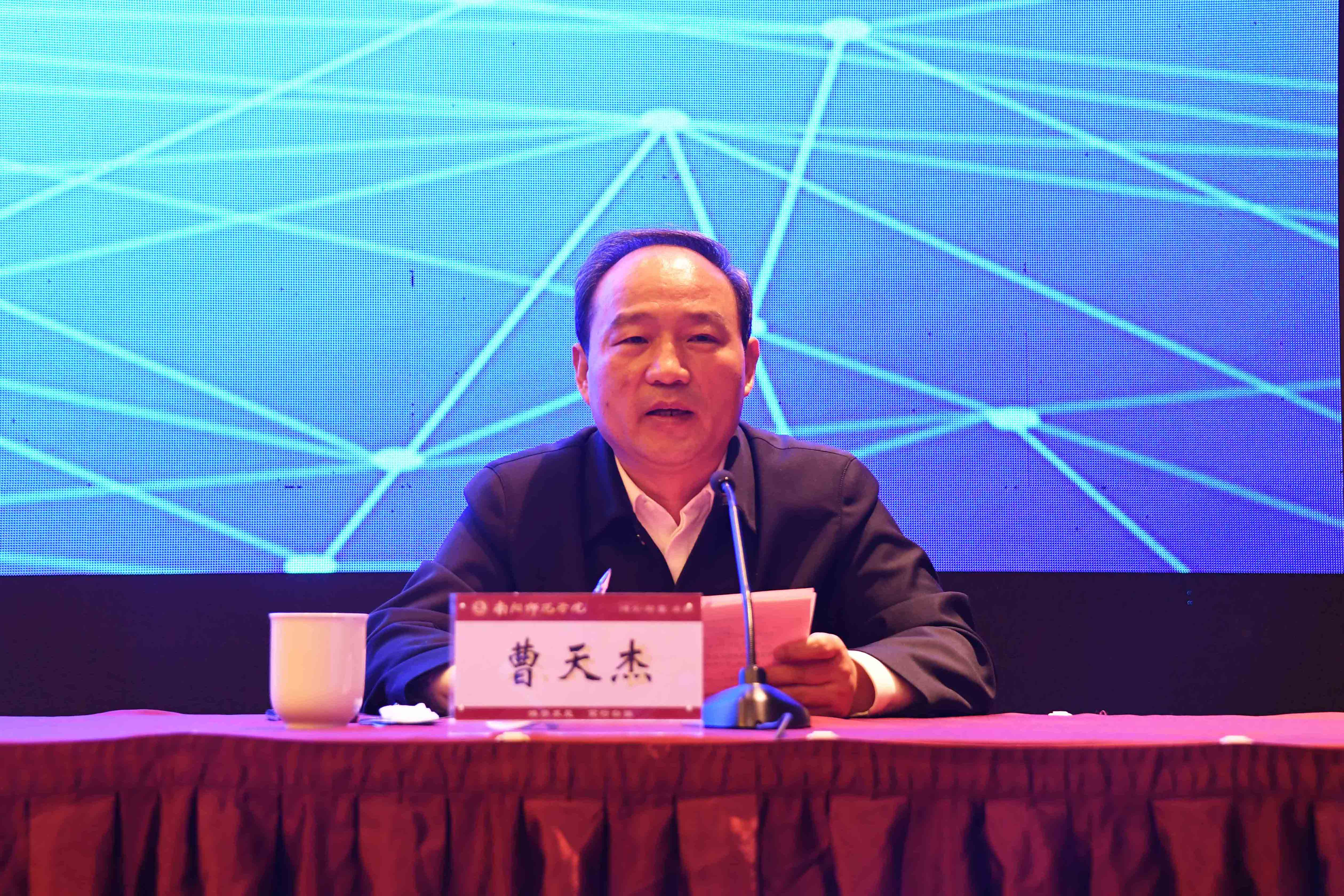 4350vip8888新葡的京集团副校长曹天杰主持开班仪式.jpg