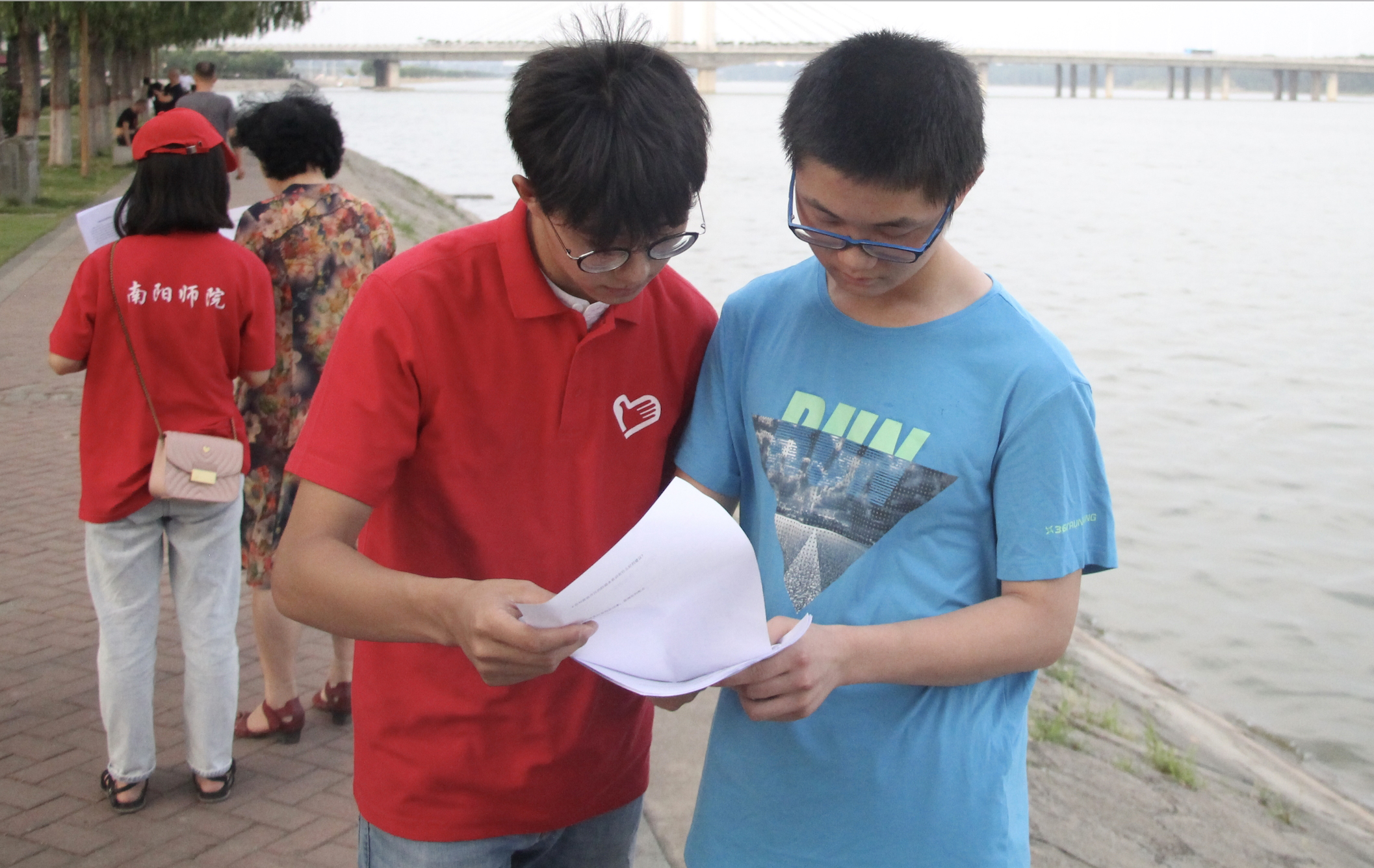 环境科学与旅游学院“美丽河南实践团队”开展保护白河“母亲河”暑期“三下乡”社会实践活动.jpg