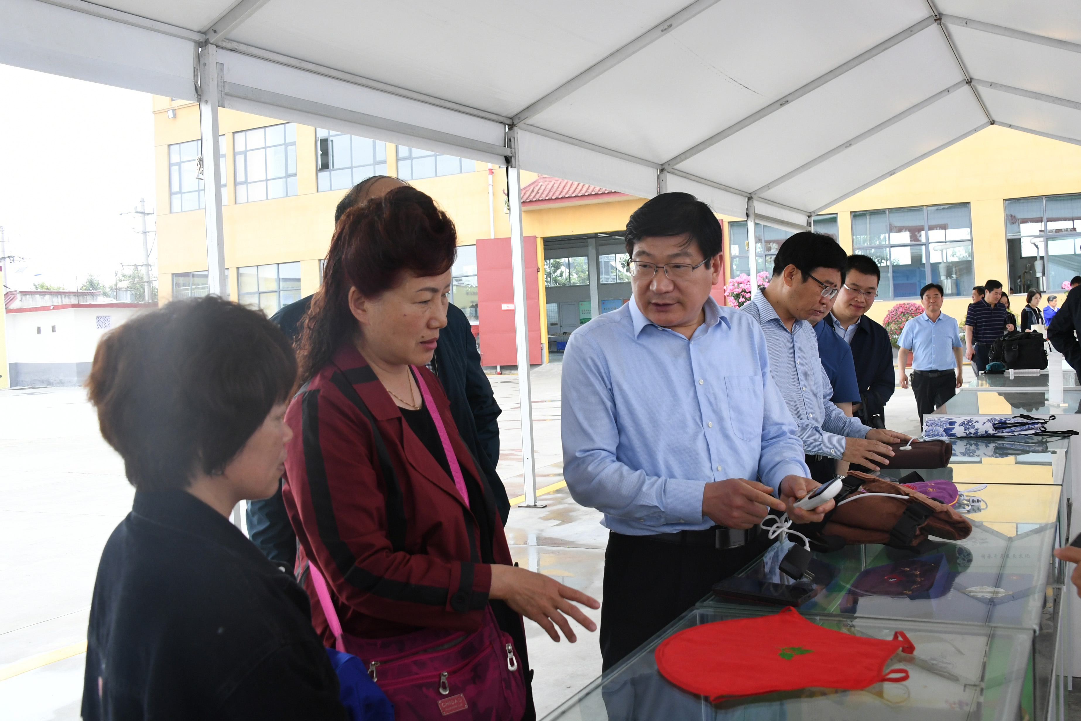 5校领导一行在南阳药益宝艾草制品有限公司.jpg