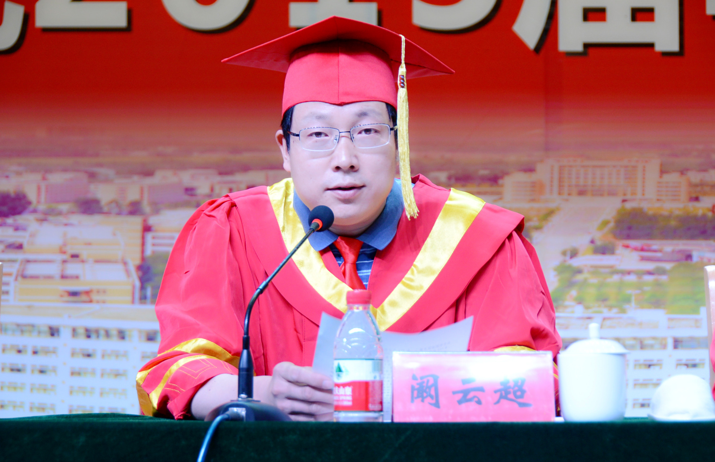 6副校长阚云超宣读《350vip8888新葡的京集团关于授予2015届张婷婷等5811名普通本科毕业生学士学位的决定》.jpg