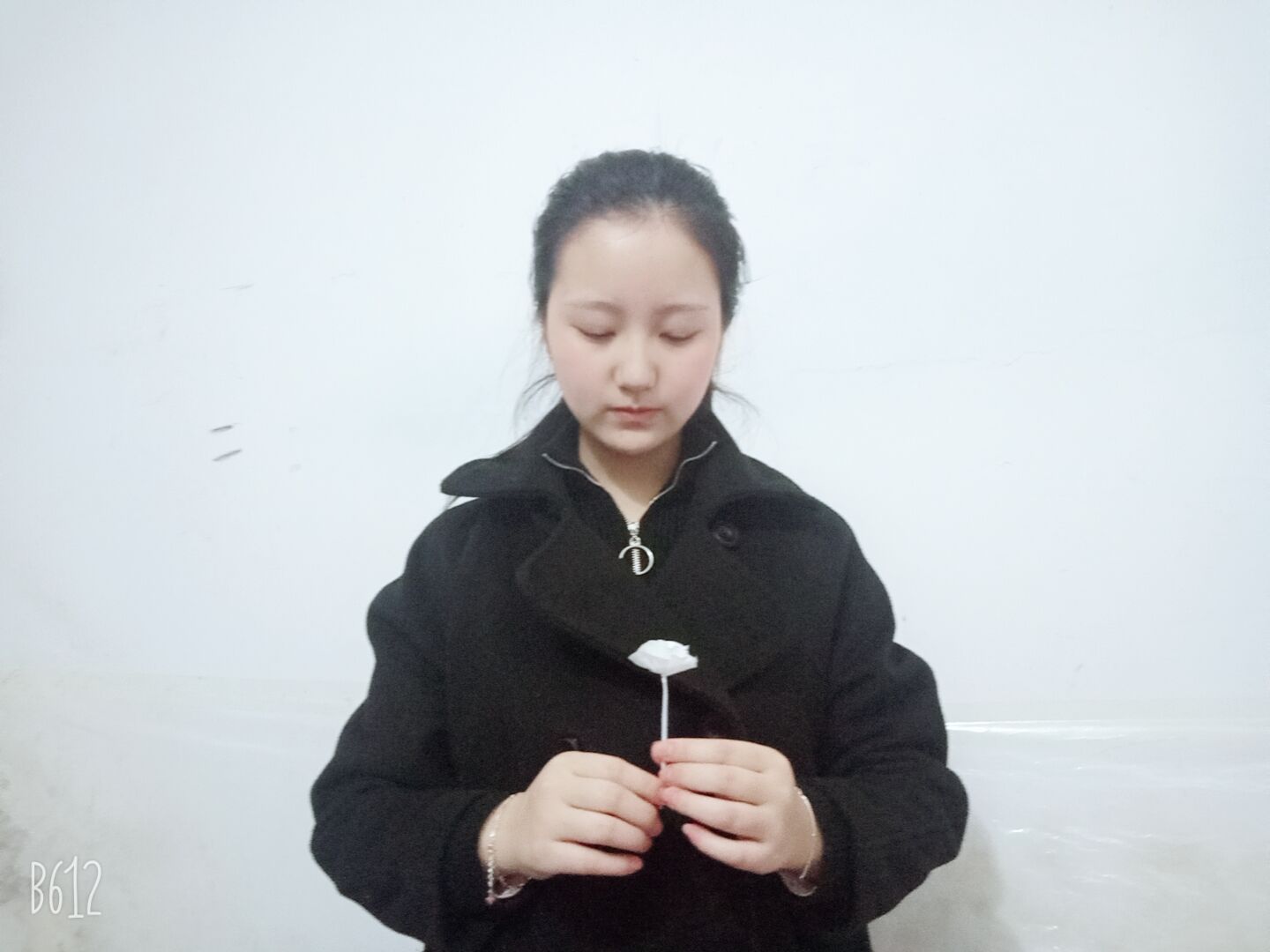 化学与制药工程学院学生在家用皱纹纸折出洁白的纸花，悼念殉职英雄，缅怀逝世同胞.jpg