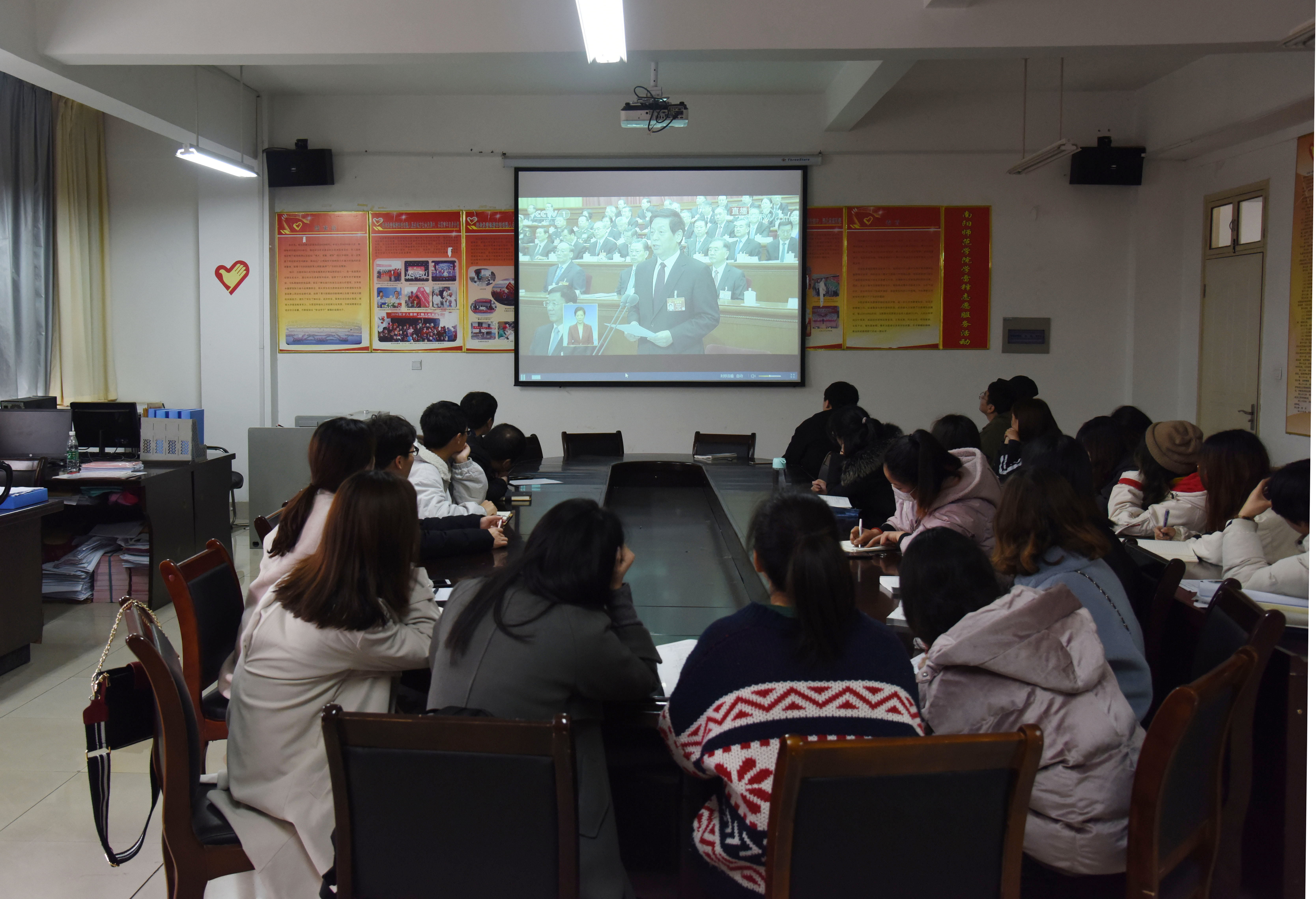 校团委学习收看十三届全国人大二次会议开幕会.JPG