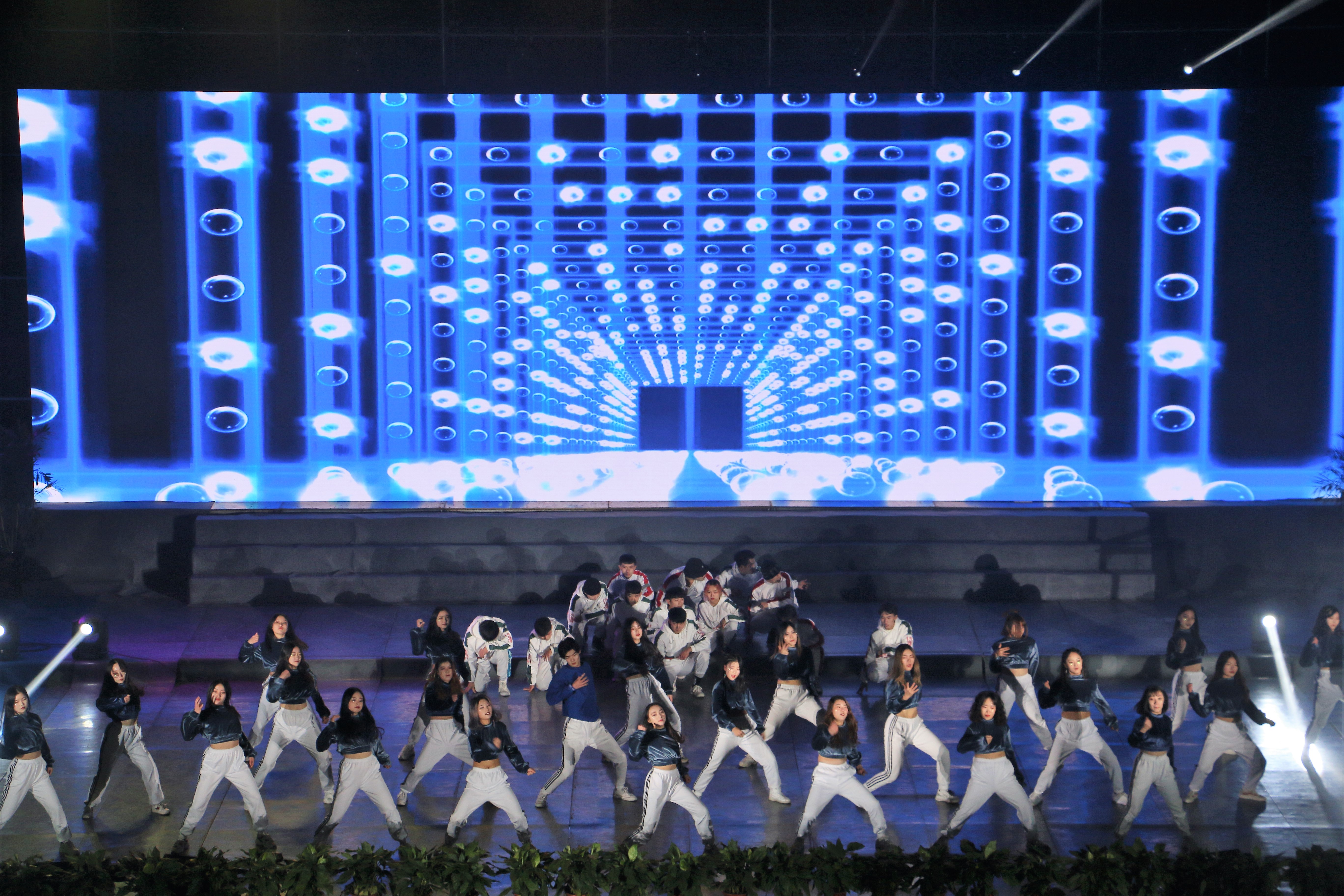 大学生艺术团街舞队表演的电光街舞《大家一起跳》.JPG